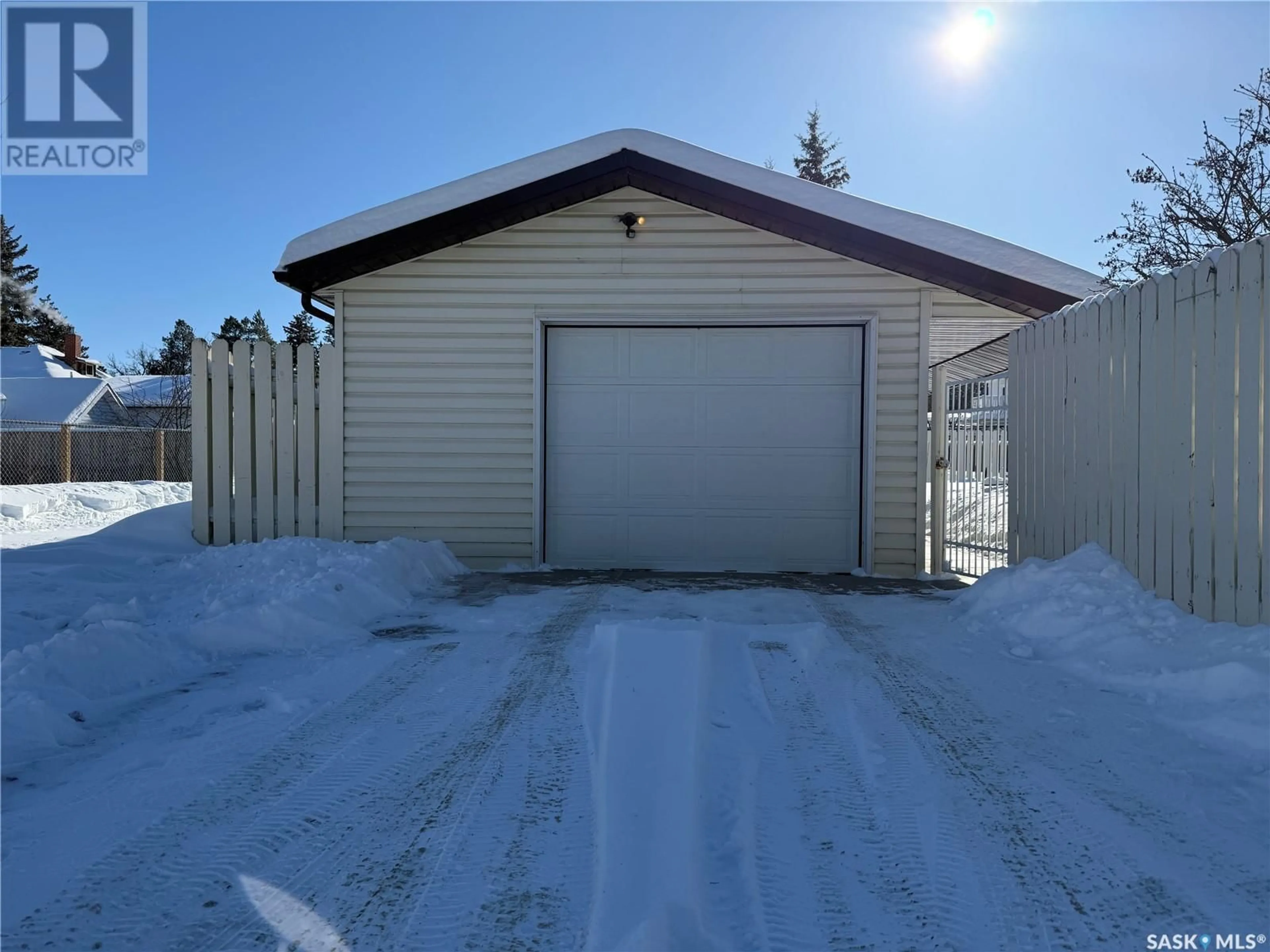 Indoor garage for 225 Third AVENUE N, Yorkton Saskatchewan S3N1C6