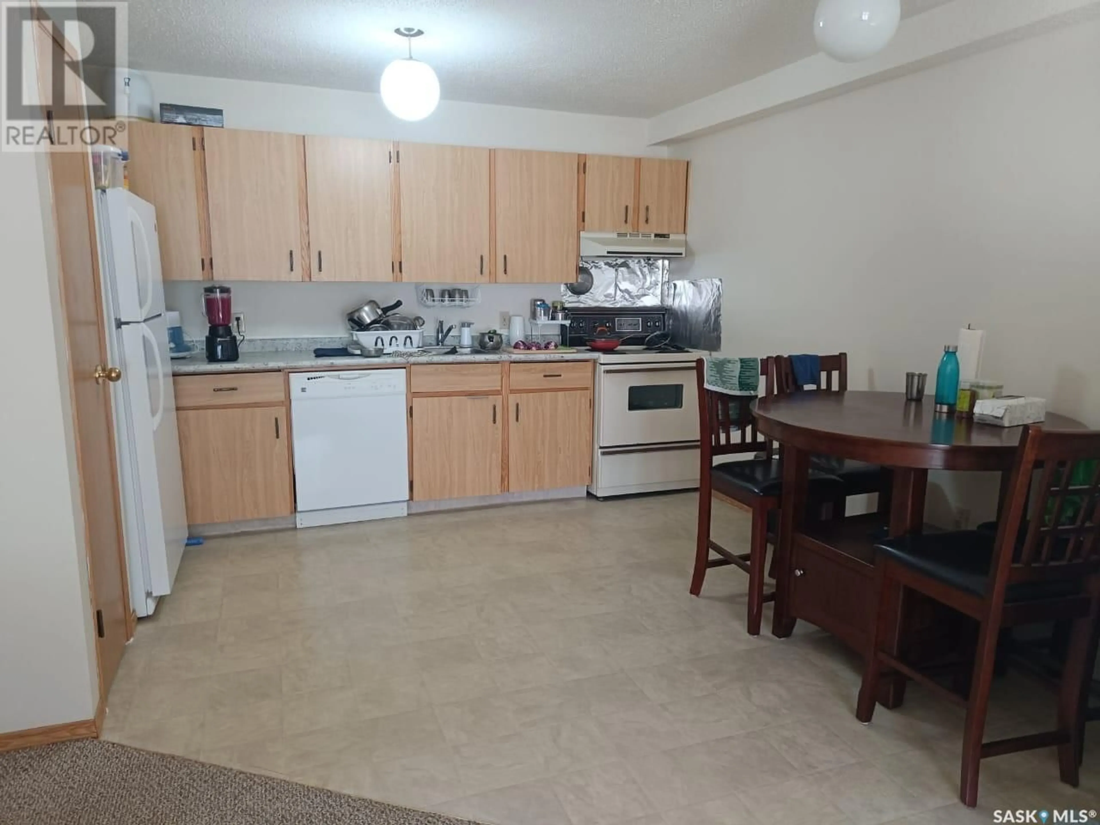 Standard kitchen, unknown for 108 51 Wood lily DRIVE, Moose Jaw Saskatchewan S6J1H1