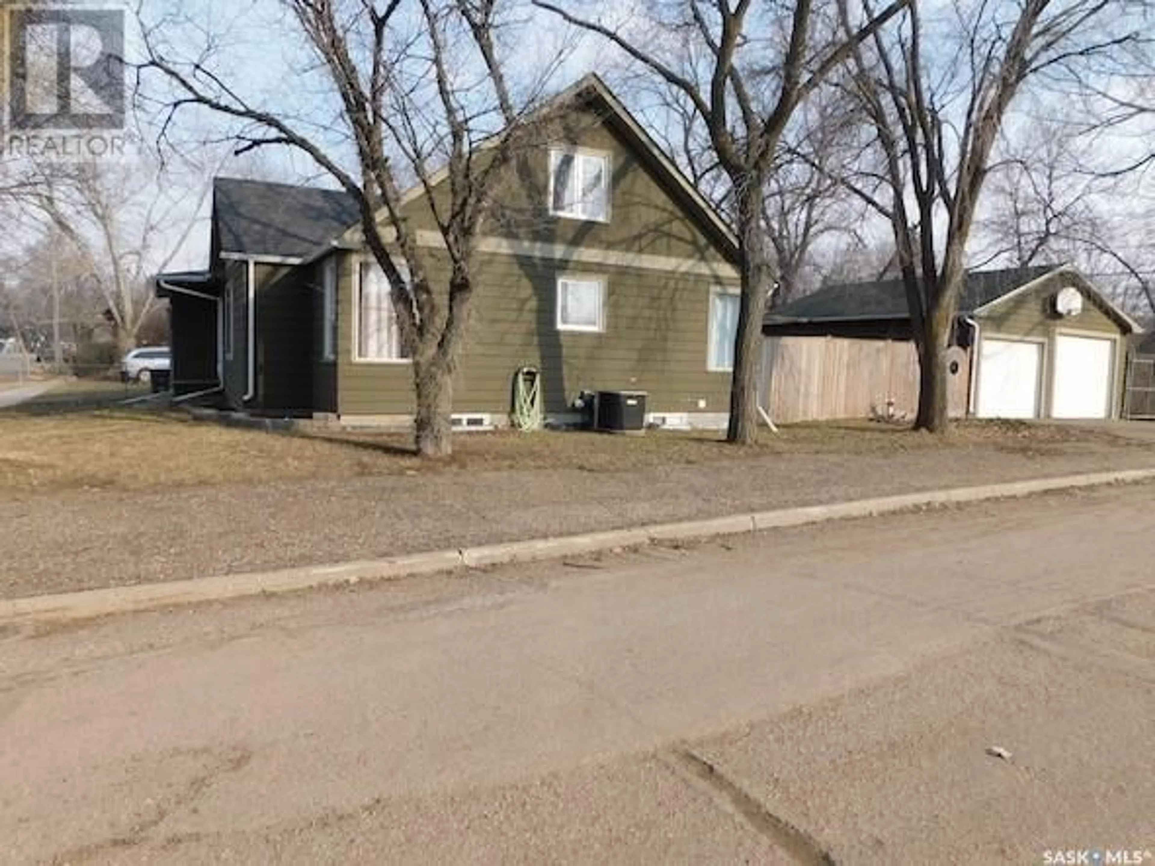 A pic from outside/outdoor area/front of a property/back of a property/a pic from drone, street for 400 4TH AVENUE E, Assiniboia Saskatchewan S0H0B0