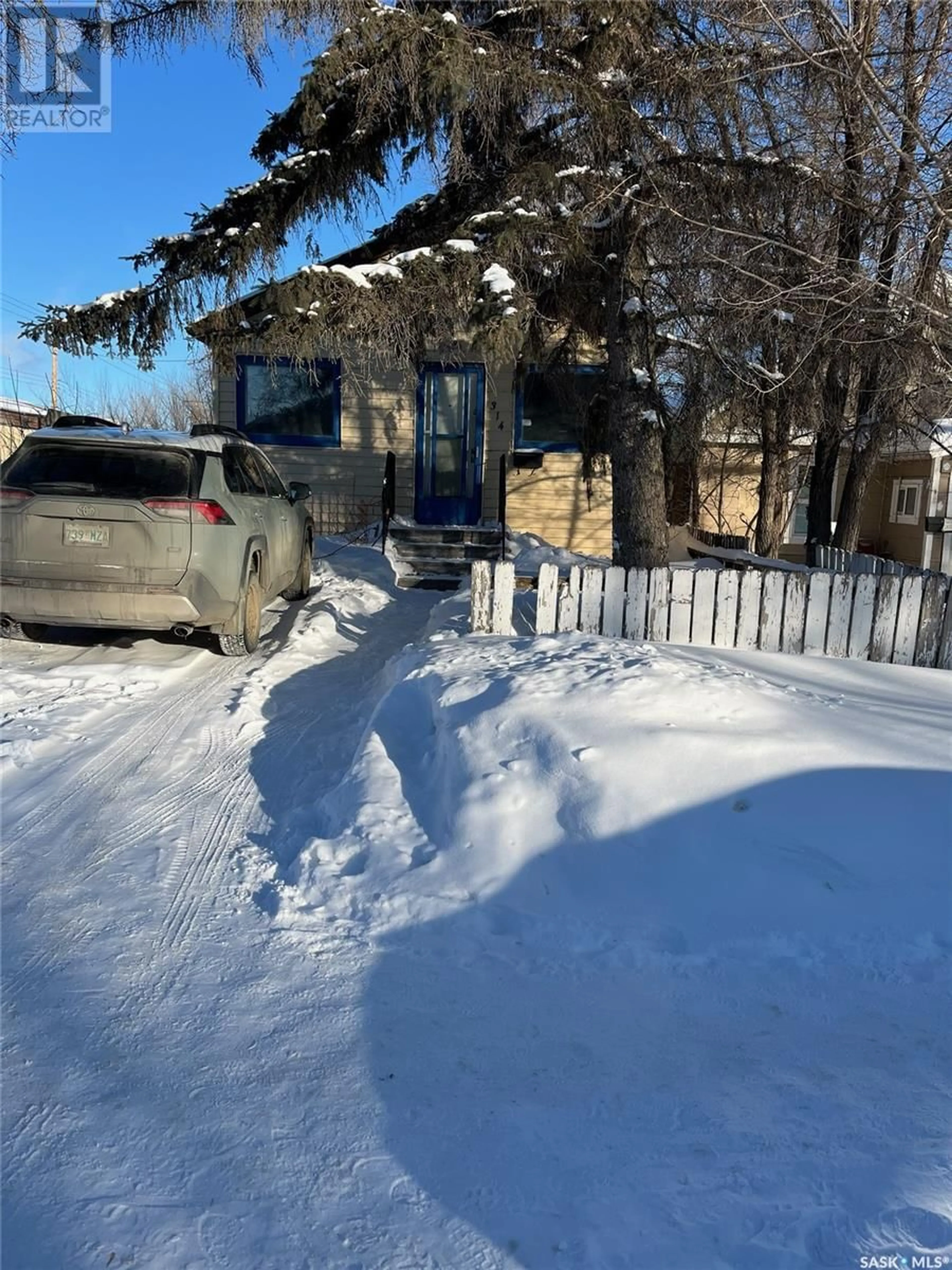 A pic from outside/outdoor area/front of a property/back of a property/a pic from drone, street for 314 Q AVENUE S, Saskatoon Saskatchewan S7M2Y3