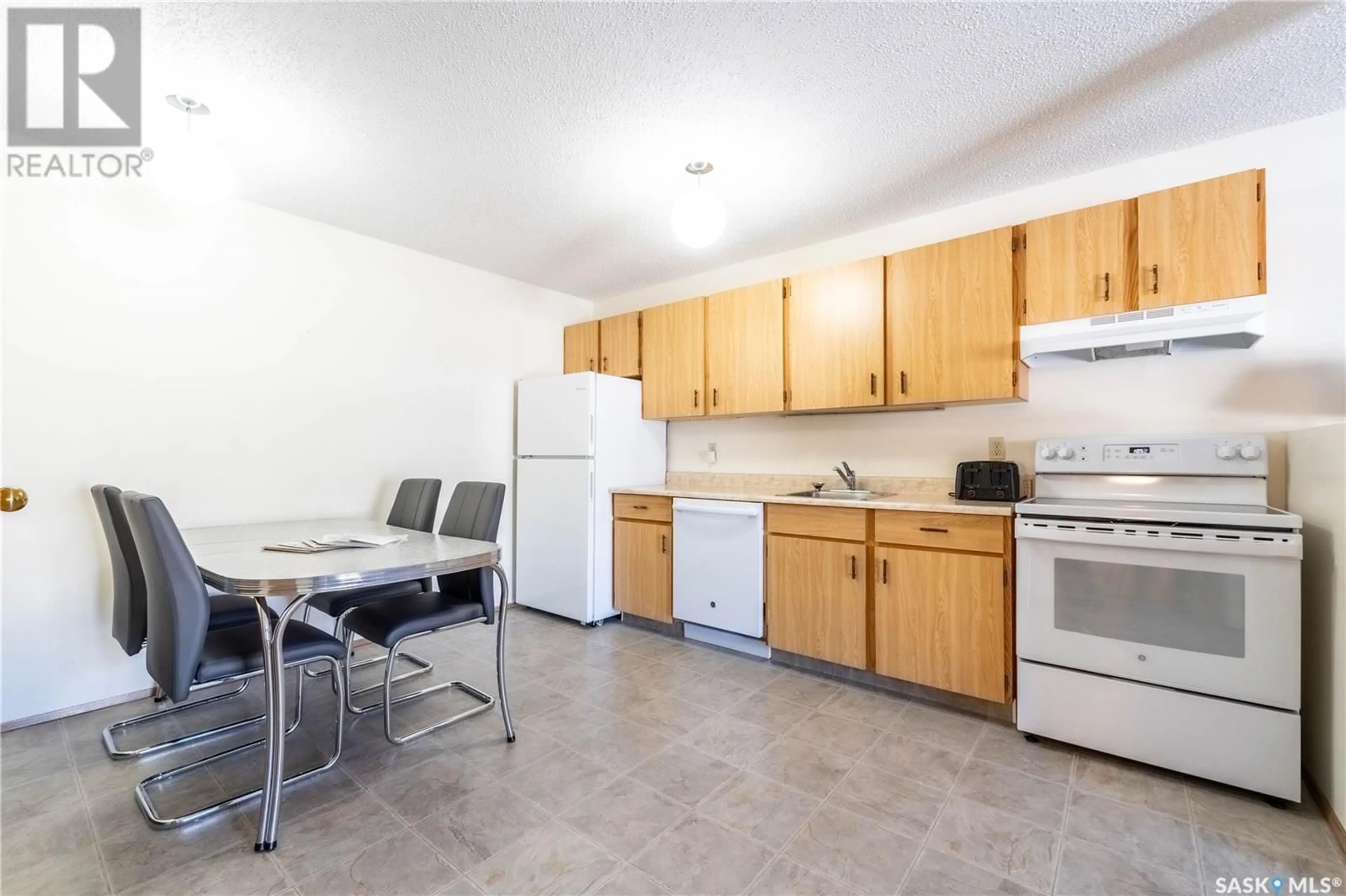 Standard kitchen, unknown for 305A 51 Wood Lily DRIVE, Moose Jaw Saskatchewan S6J1E9