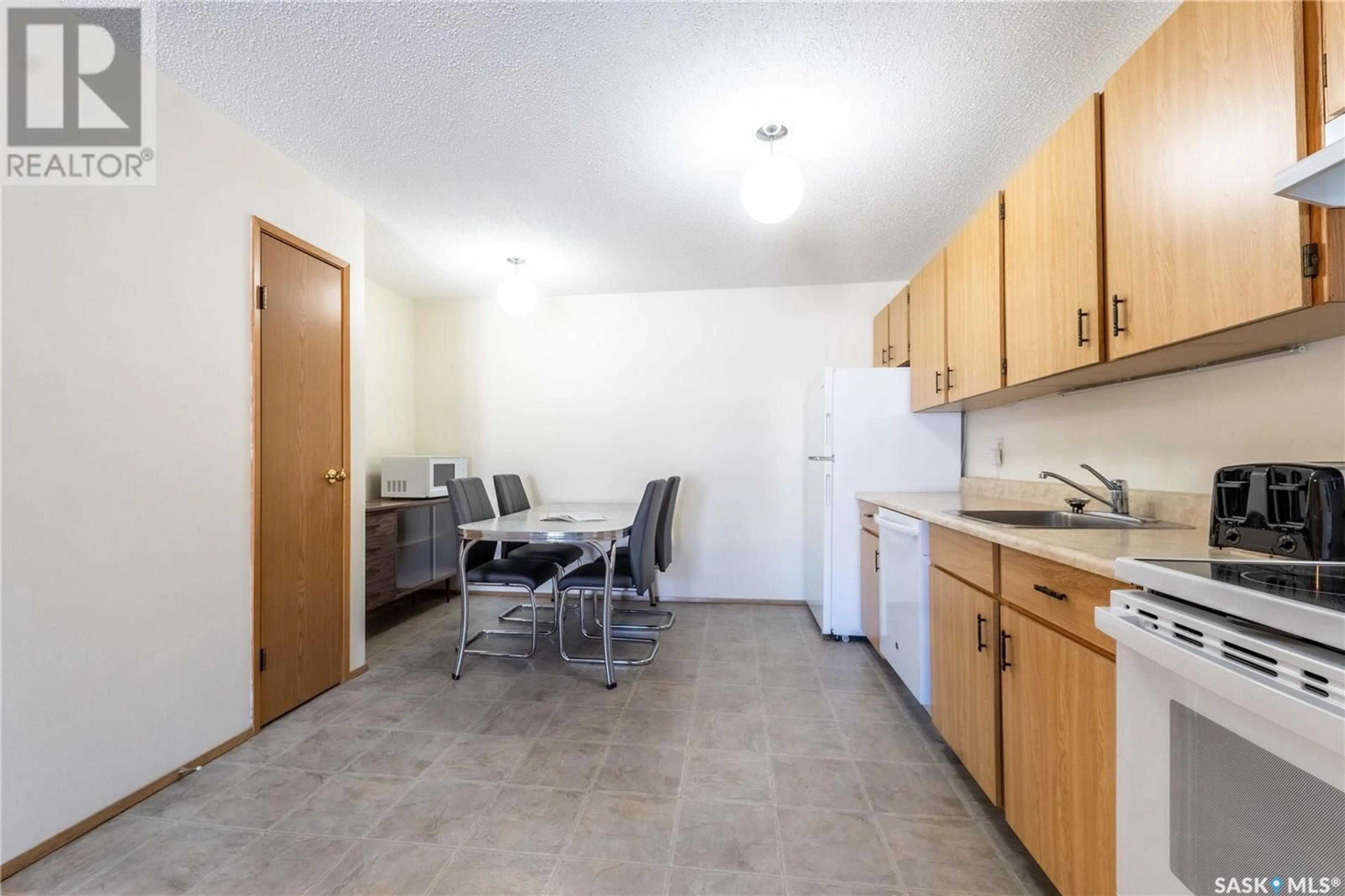 Standard kitchen, unknown for 305A 51 Wood Lily DRIVE, Moose Jaw Saskatchewan S6J1E9