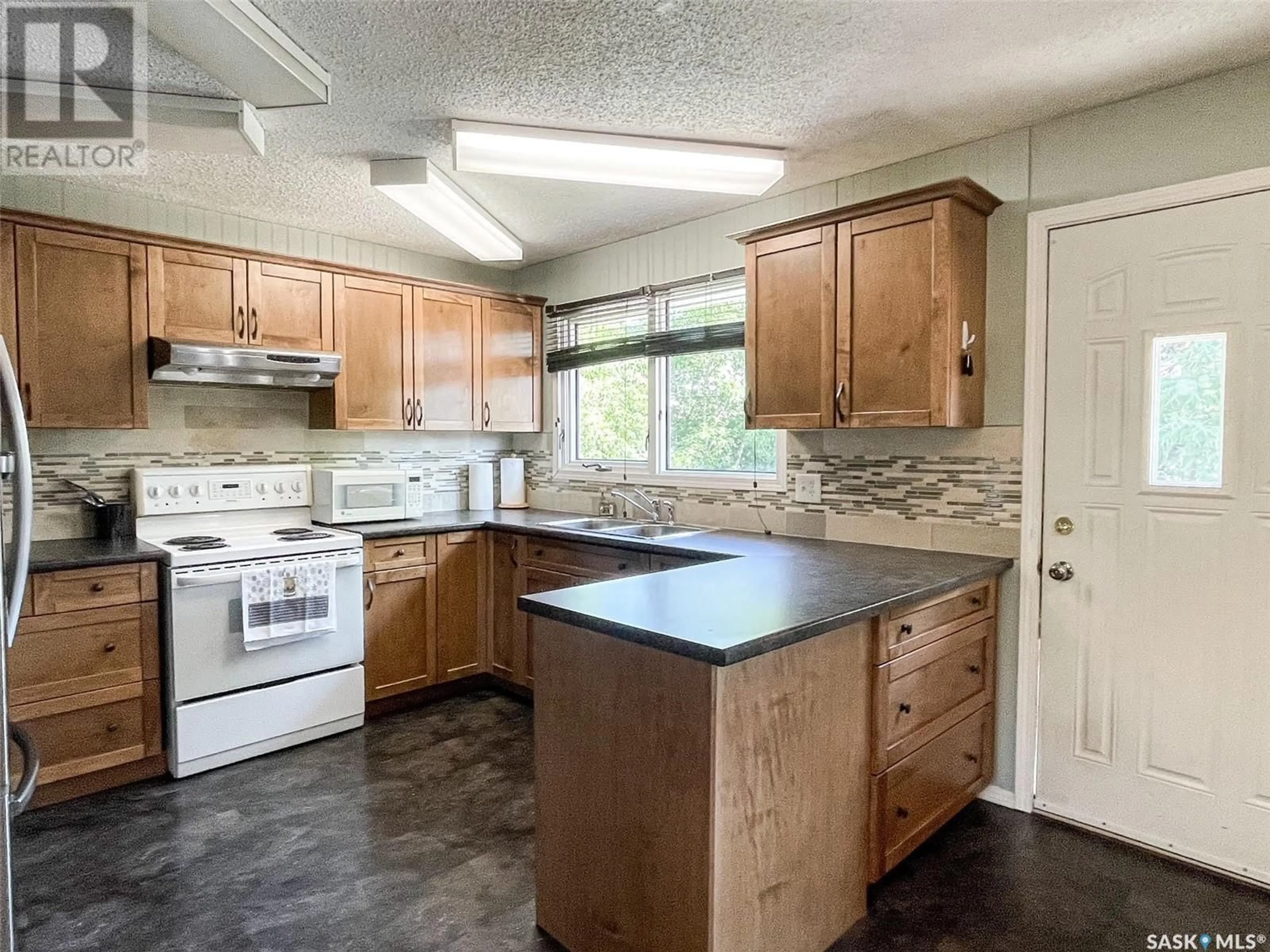 Standard kitchen, unknown for 508 COCHIN AVENUE, Meadow Lake Saskatchewan S9X1B9