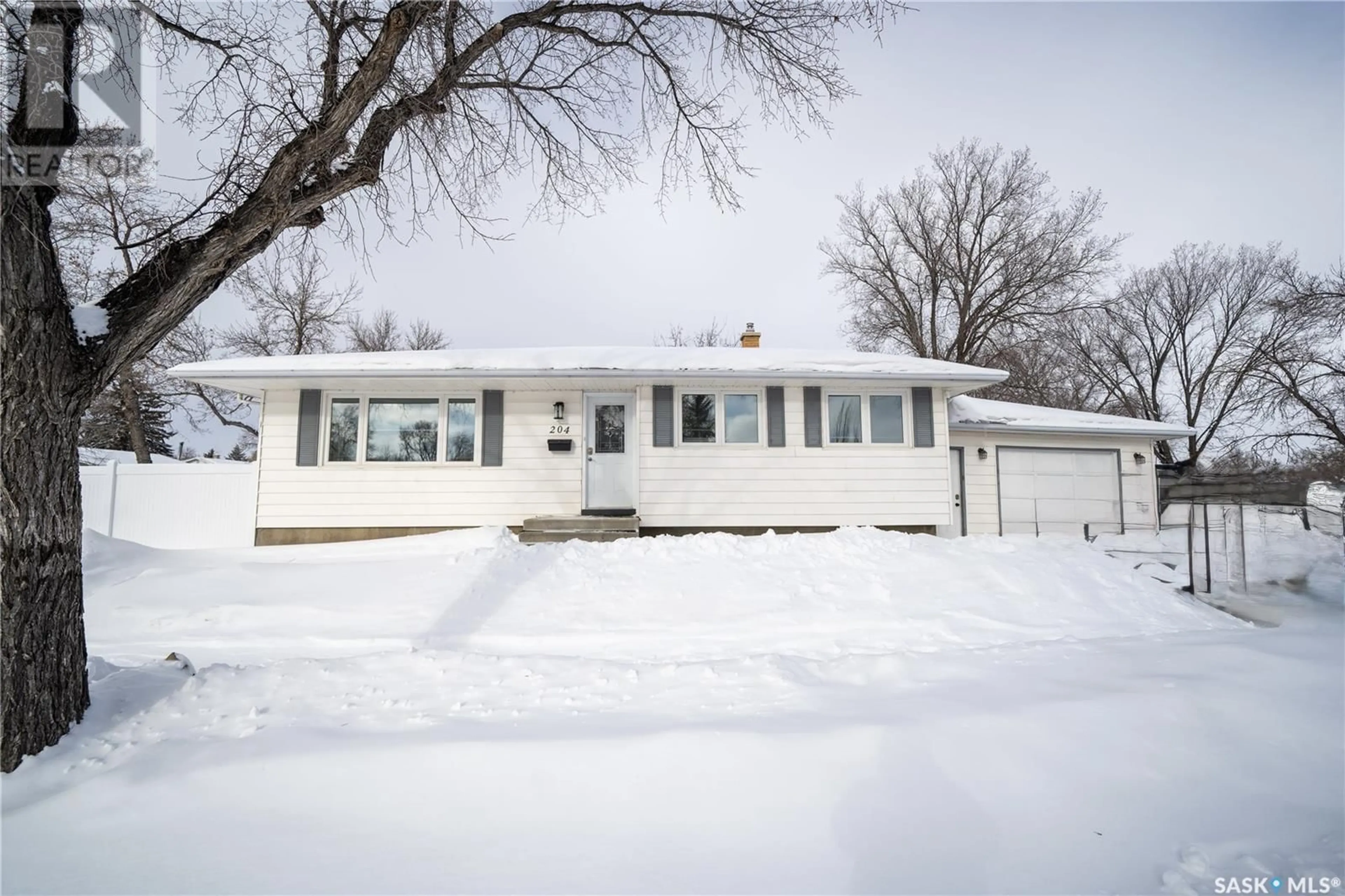 Home with vinyl exterior material, street for 204 CAMBRIDGE AVENUE, Regina Saskatchewan S4N0L7