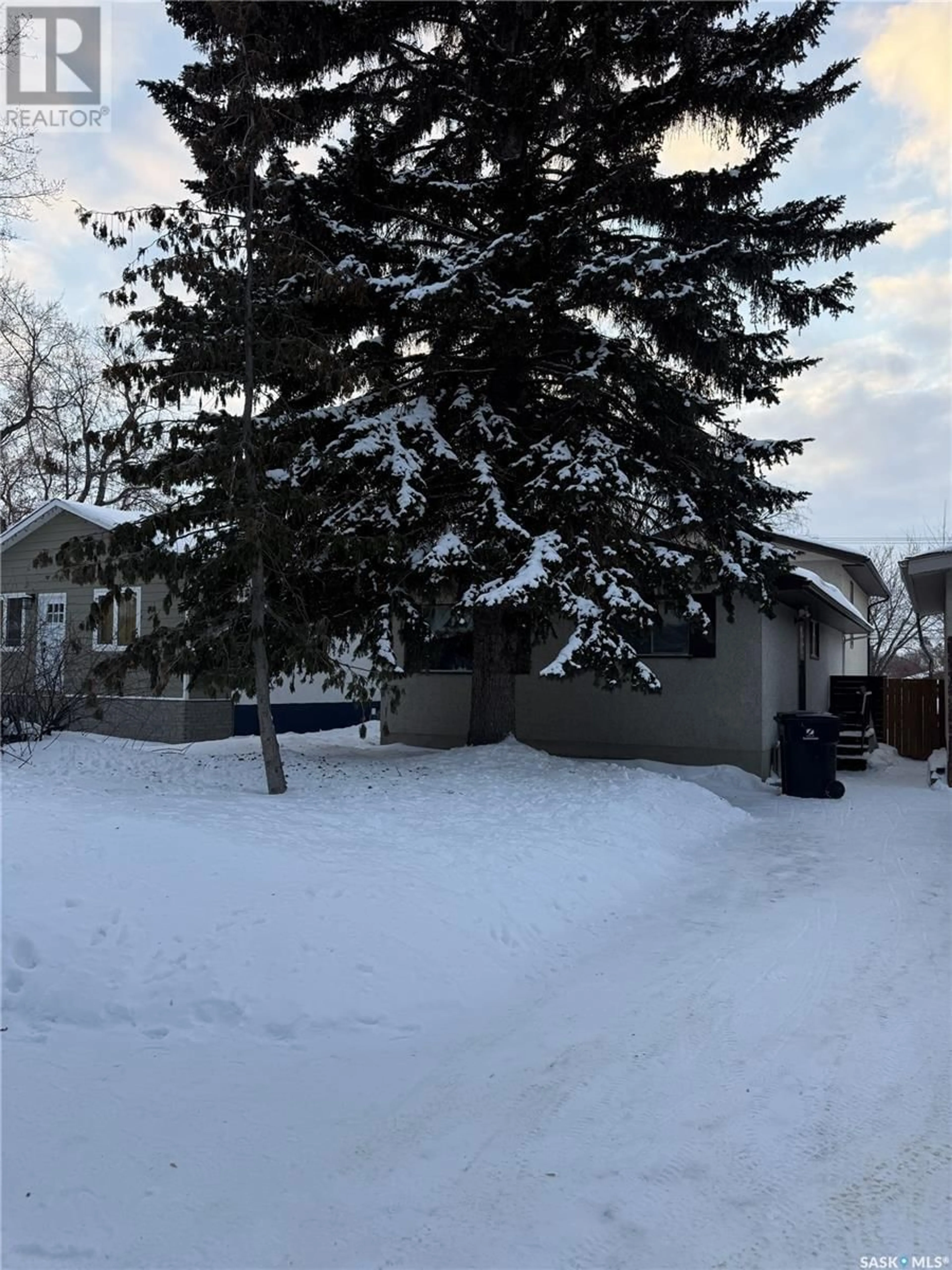 A pic from outside/outdoor area/front of a property/back of a property/a pic from drone, street for 505 L AVENUE N, Saskatoon Saskatchewan S7L2P8