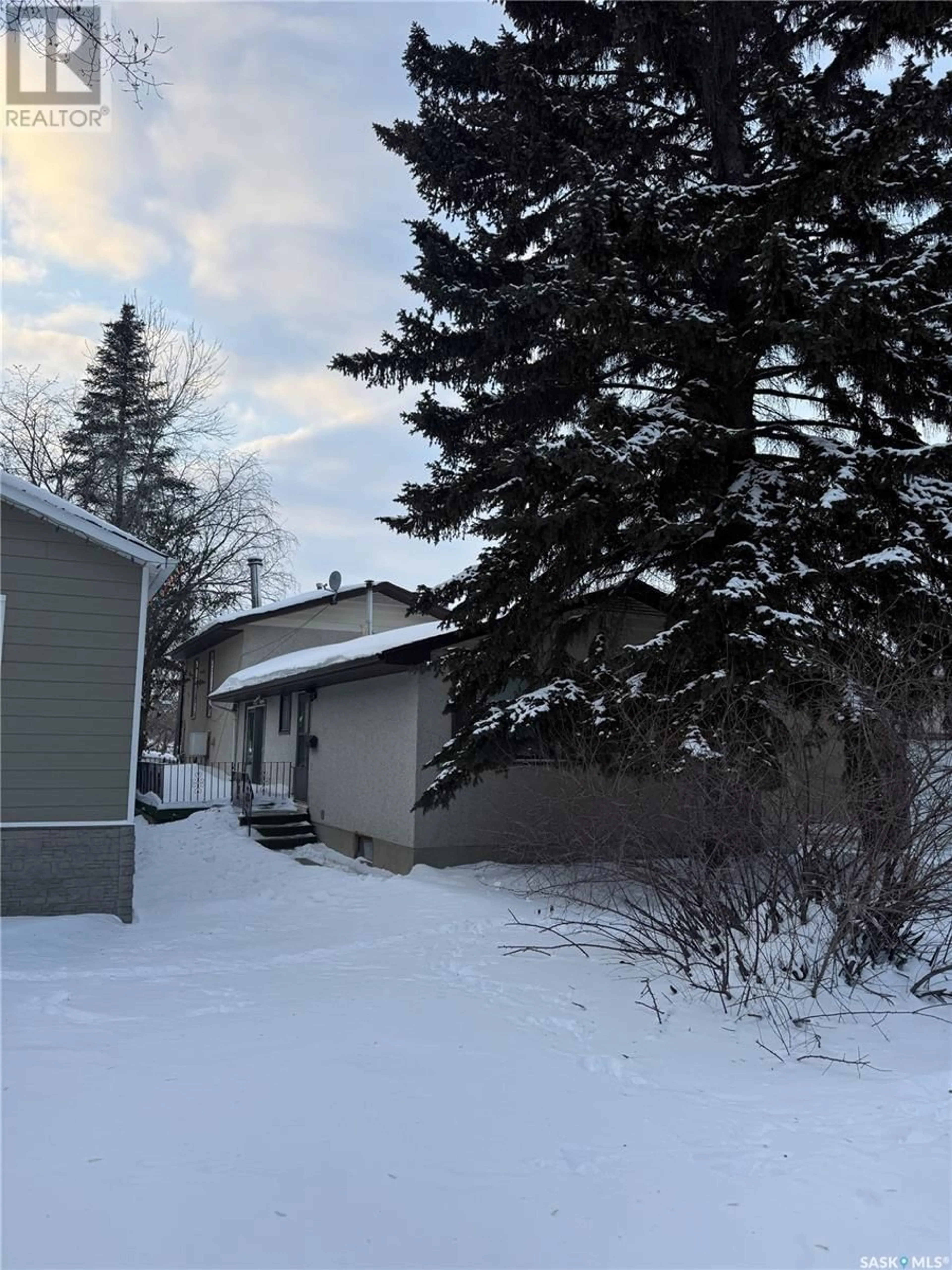 A pic from outside/outdoor area/front of a property/back of a property/a pic from drone, street for 505 L AVENUE N, Saskatoon Saskatchewan S7L2P8