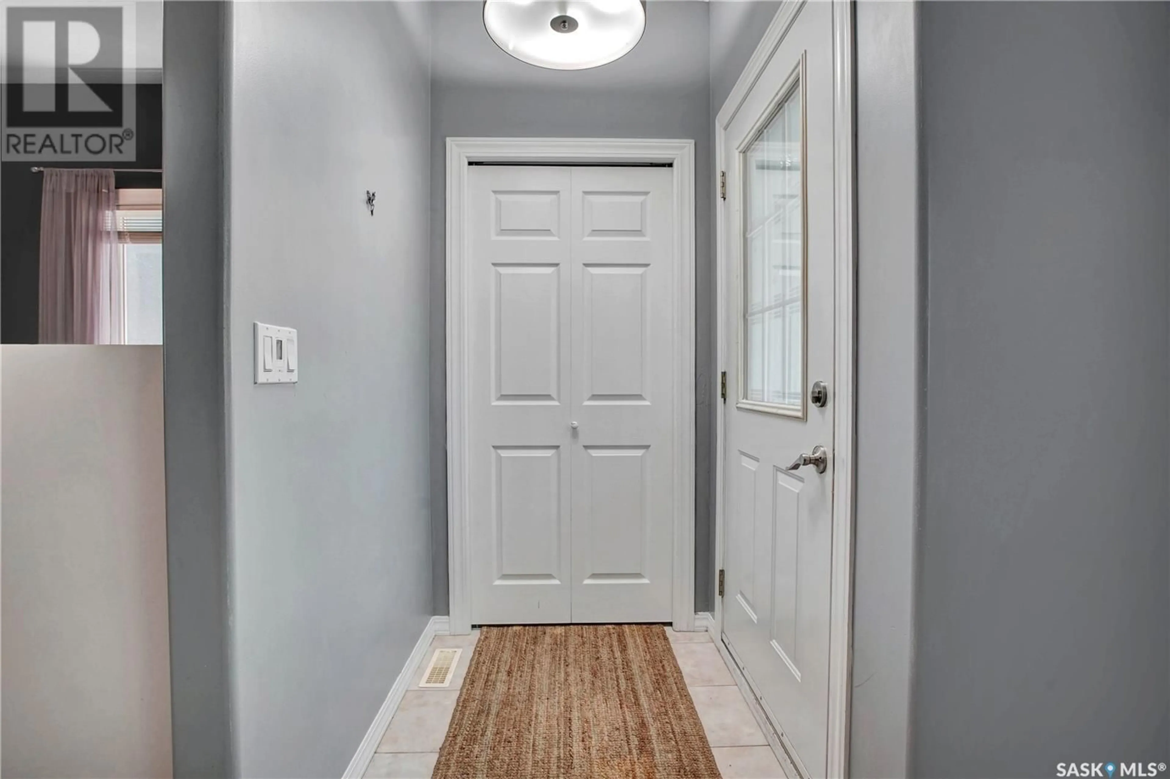 Indoor entryway for 1212 Elliott STREET, Saskatoon Saskatchewan S7N0V6