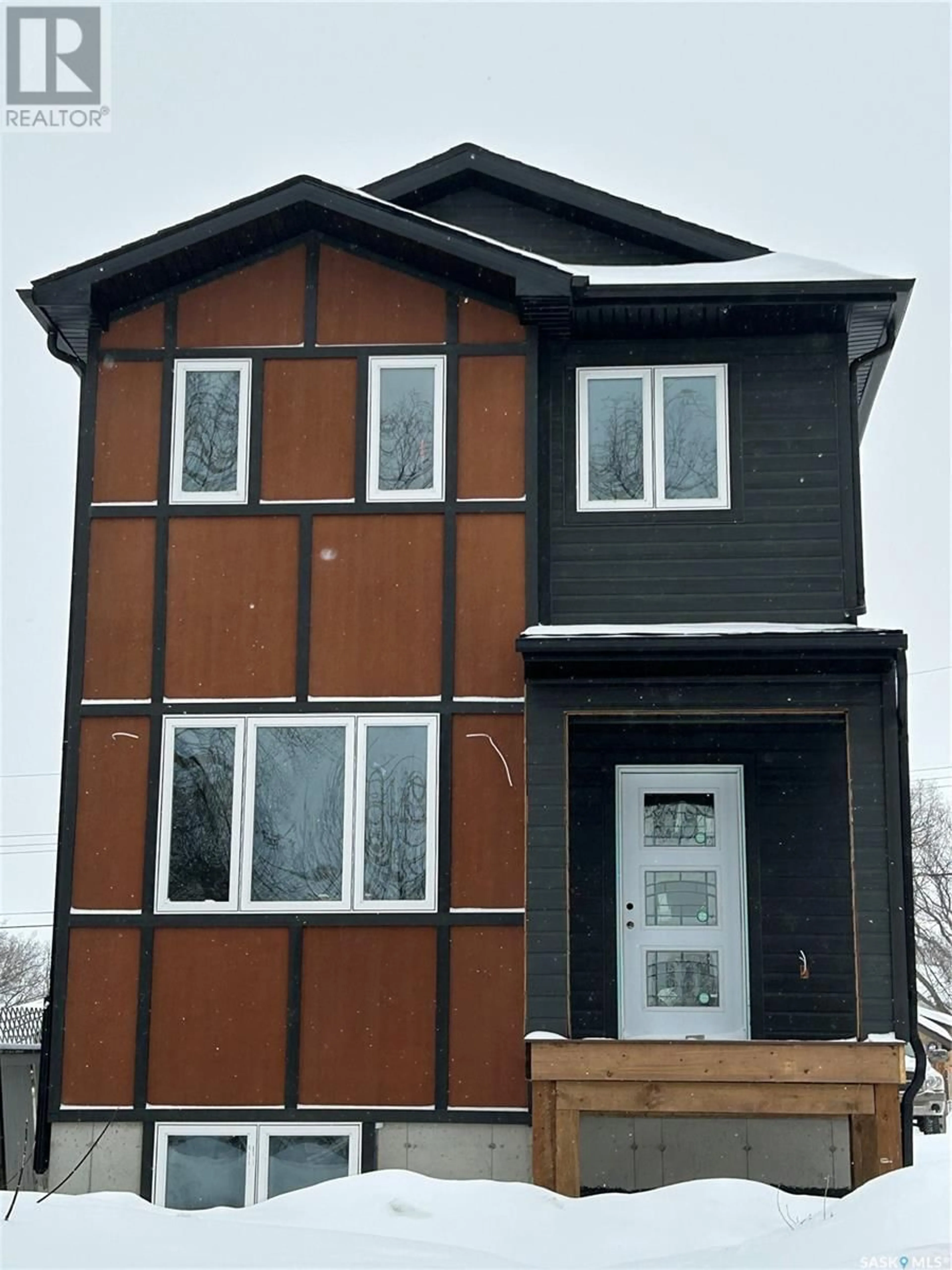 Home with vinyl exterior material, building for 536 K AVENUE N, Saskatoon Saskatchewan S7L2M7