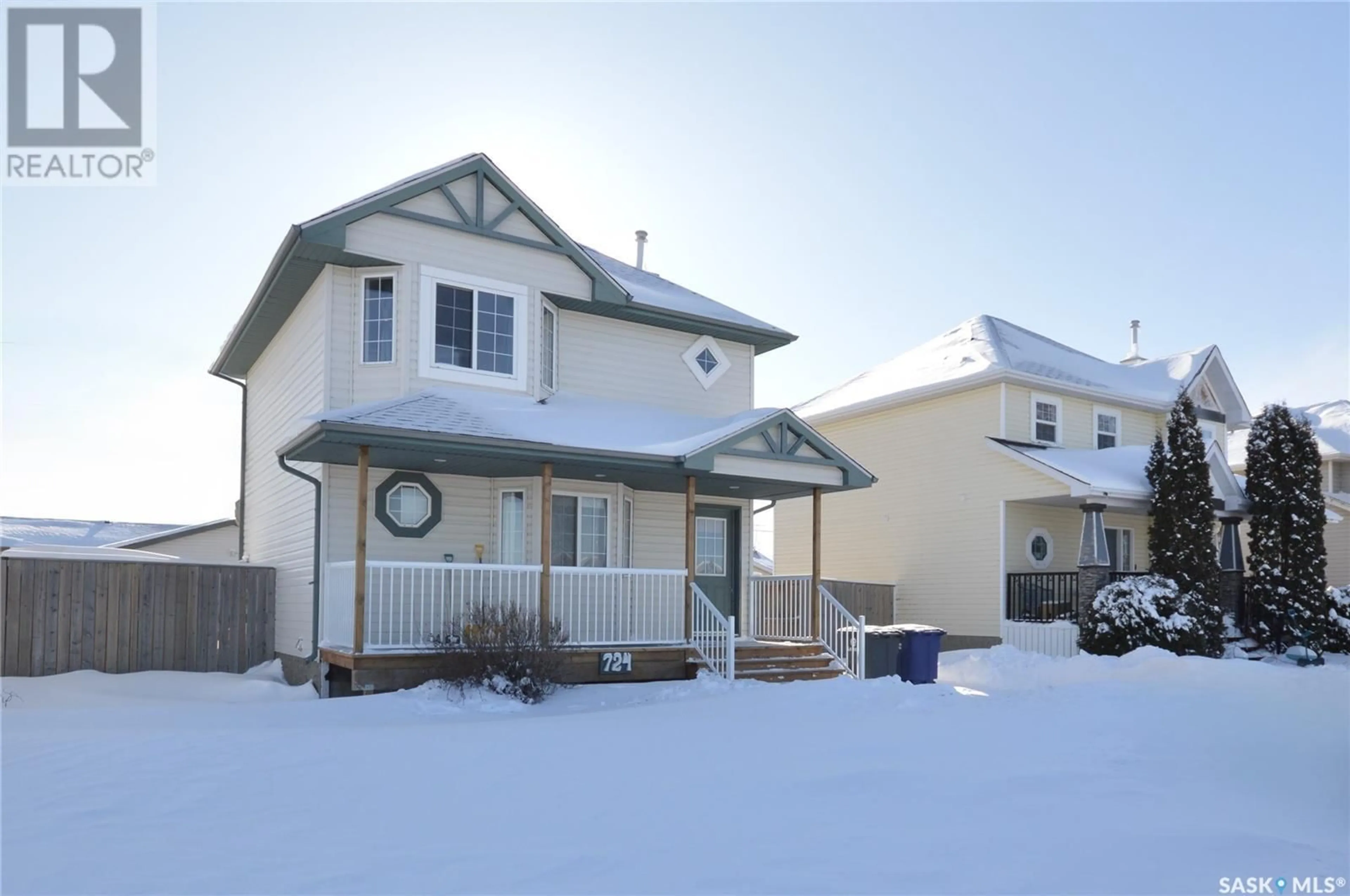 Home with vinyl exterior material, street for 724 6th STREET N, Martensville Saskatchewan S0K2T0