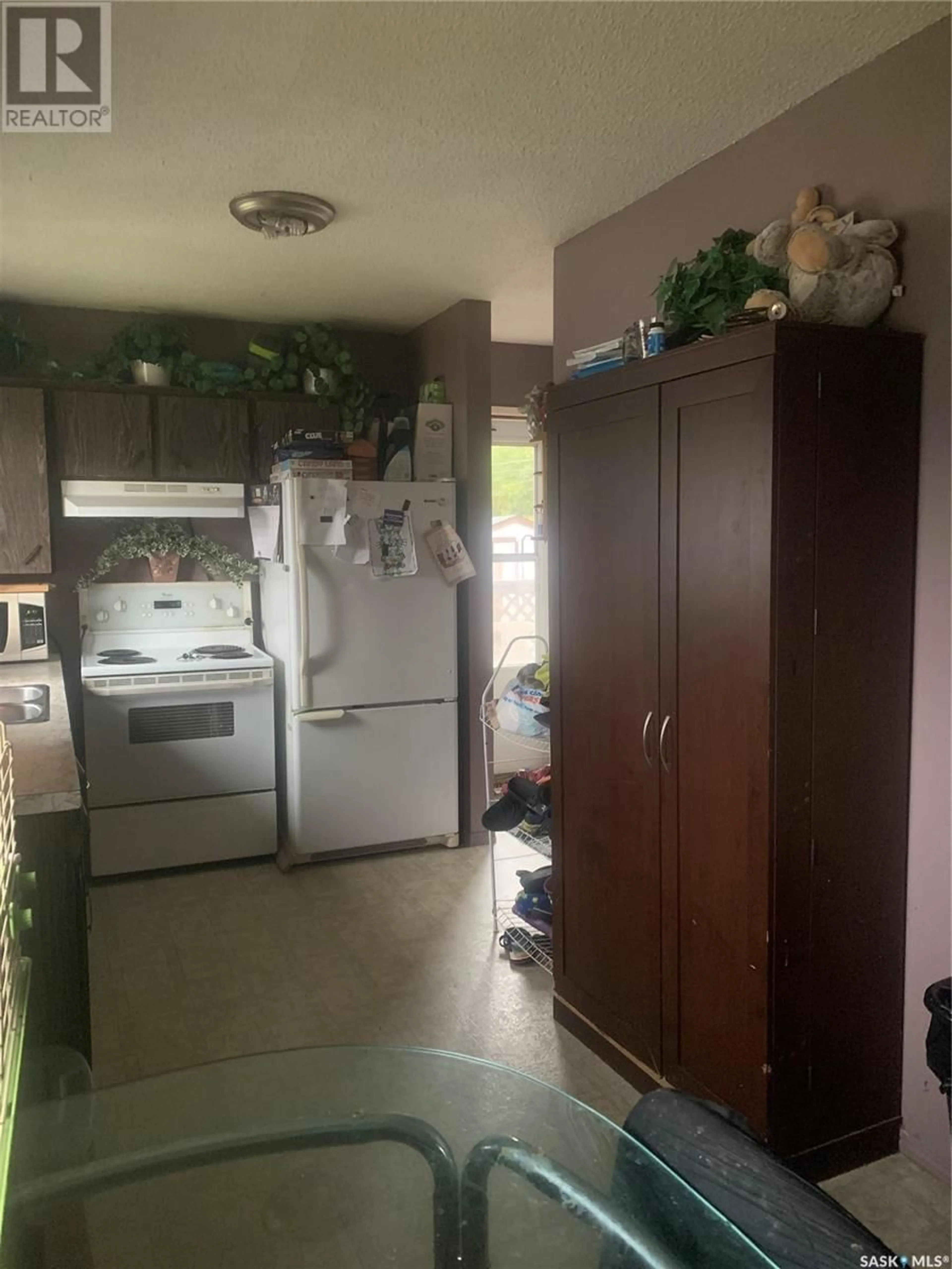 Standard kitchen, unknown for 379 MacArthur DRIVE, Prince Albert Saskatchewan S6V5X3