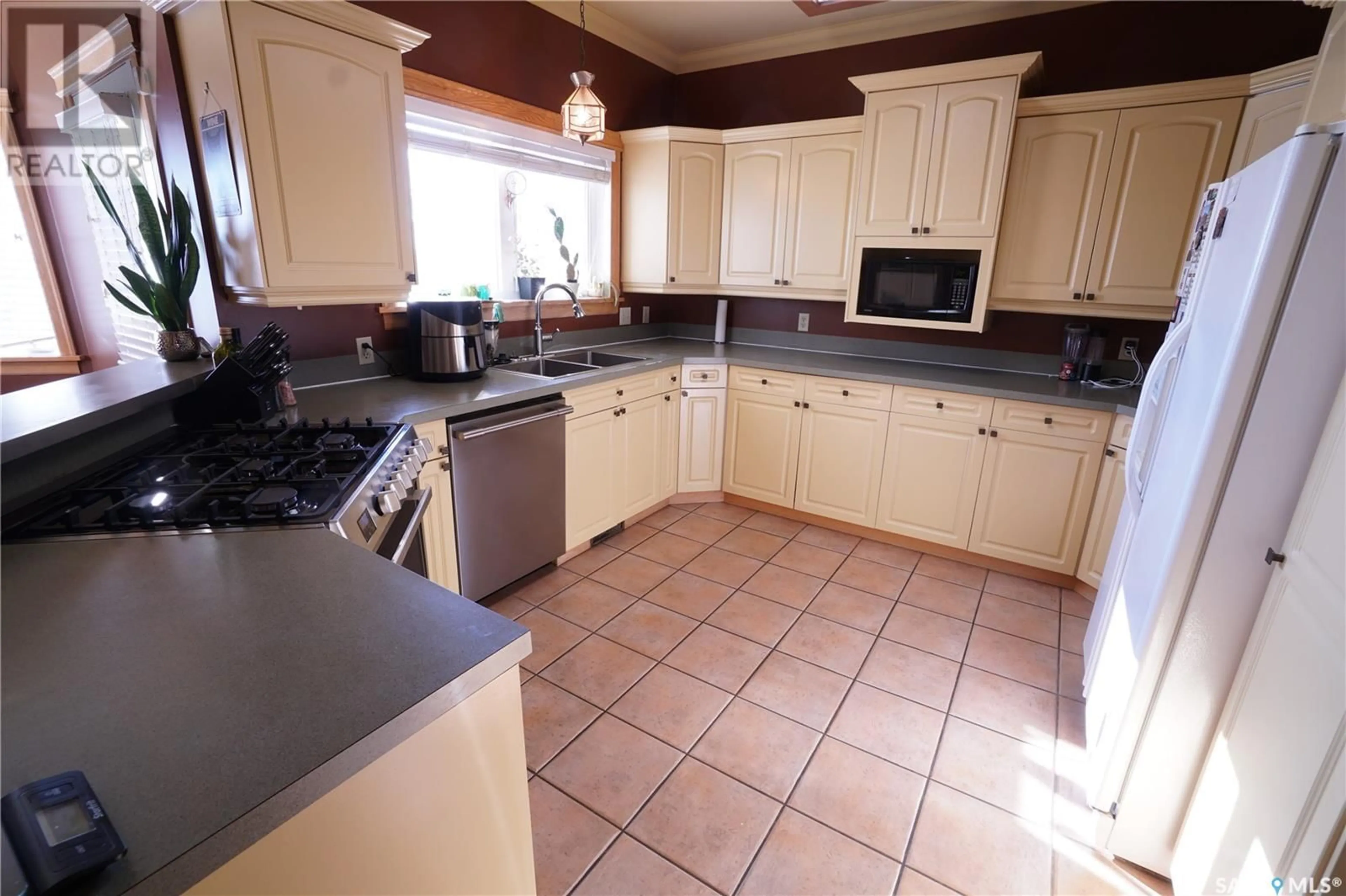 Standard kitchen, ceramic/tile floor for 343 Oxford STREET W, Moose Jaw Saskatchewan S6H2P1