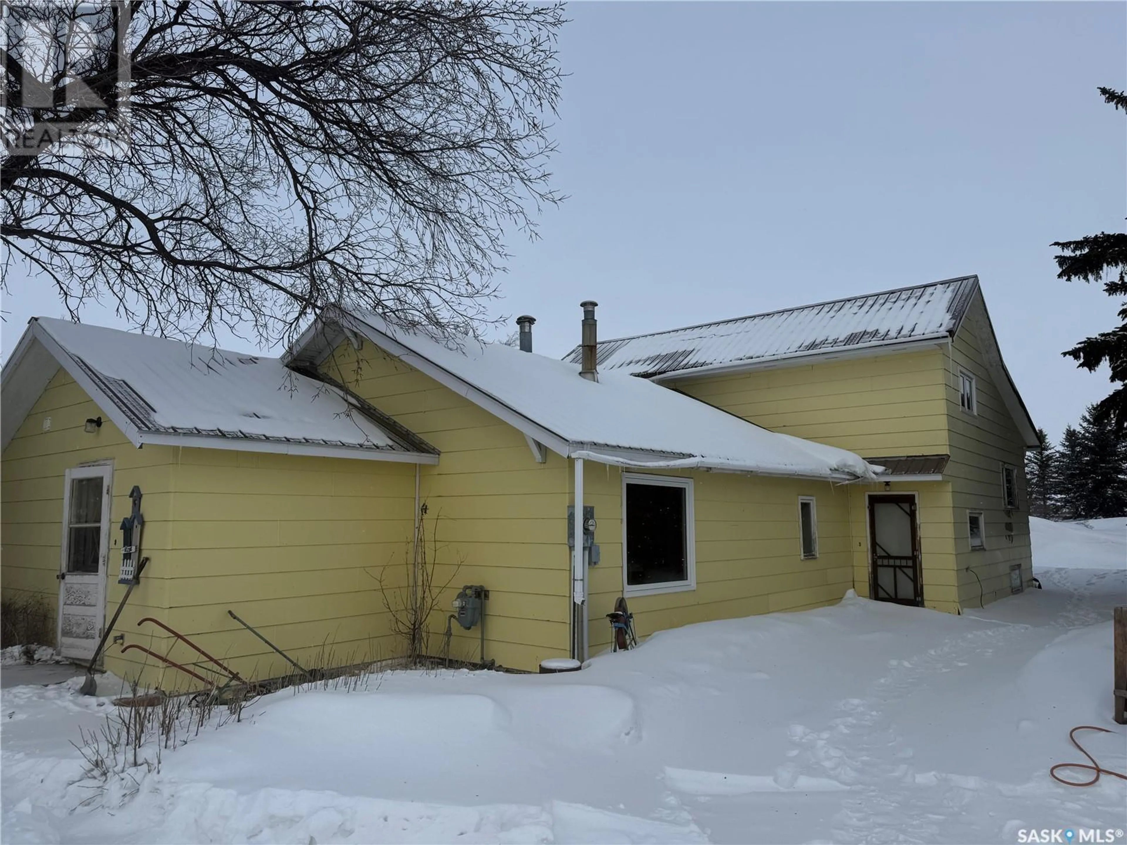 A pic from outside/outdoor area/front of a property/back of a property/a pic from drone, building for RAILWAY AVENUE, Gladmar Saskatchewan S0C1A0