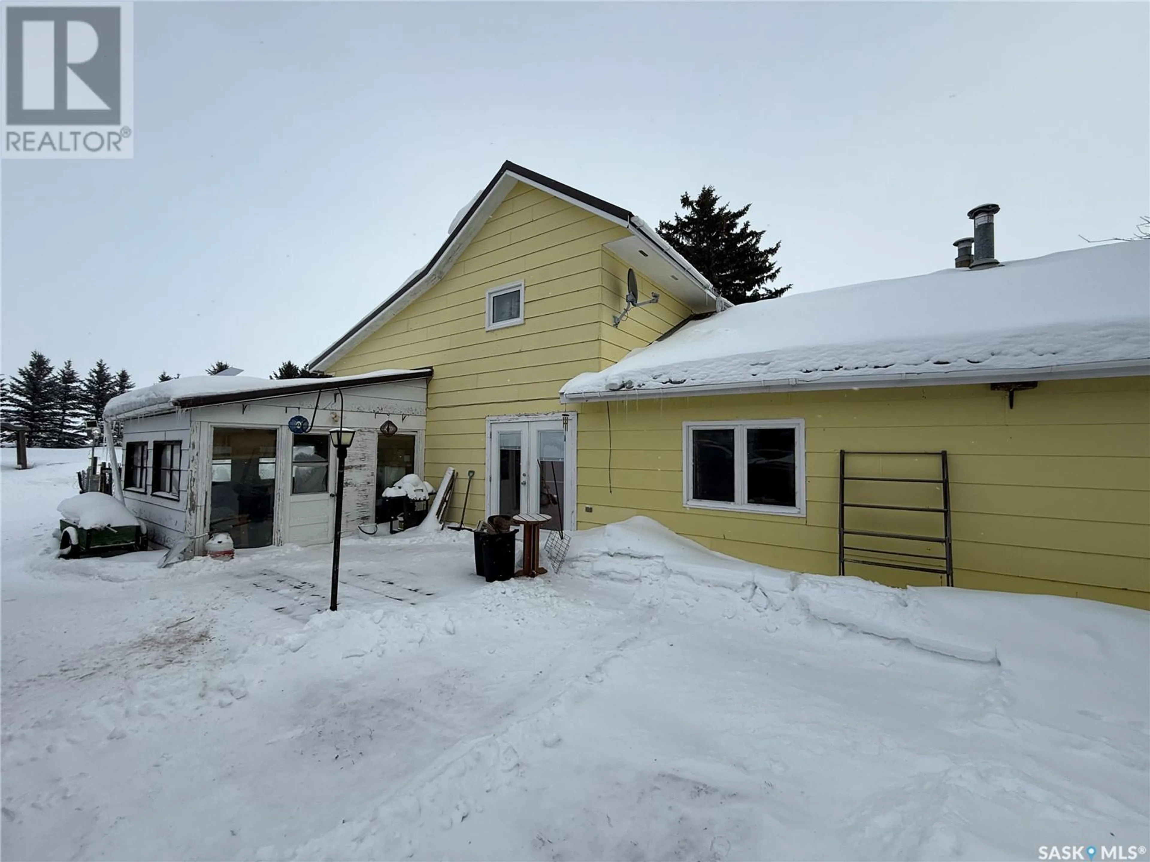 A pic from outside/outdoor area/front of a property/back of a property/a pic from drone, building for RAILWAY AVENUE, Gladmar Saskatchewan S0C1A0