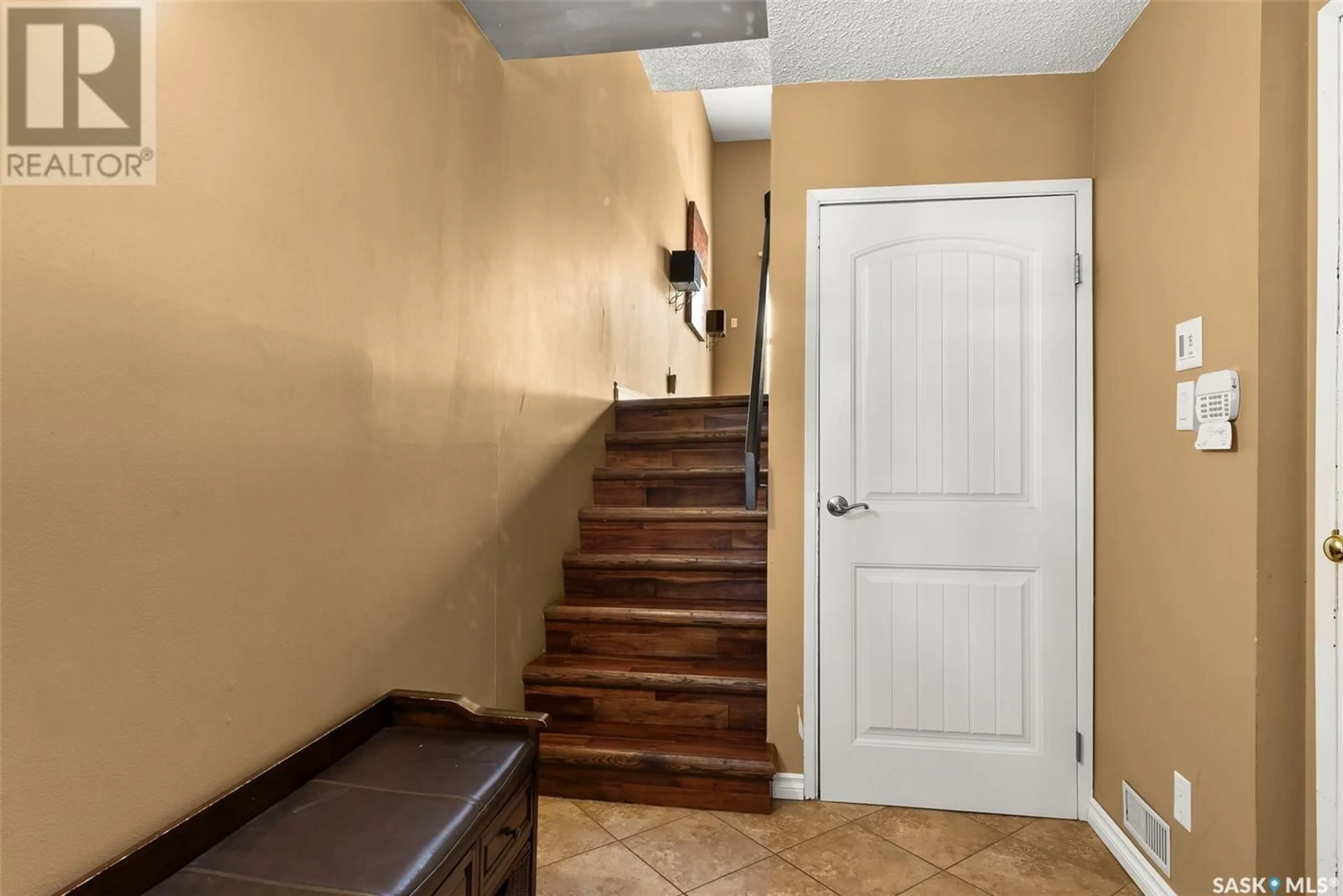 Indoor entryway for 135 LOCKWOOD ROAD, Regina Saskatchewan S4S6W7