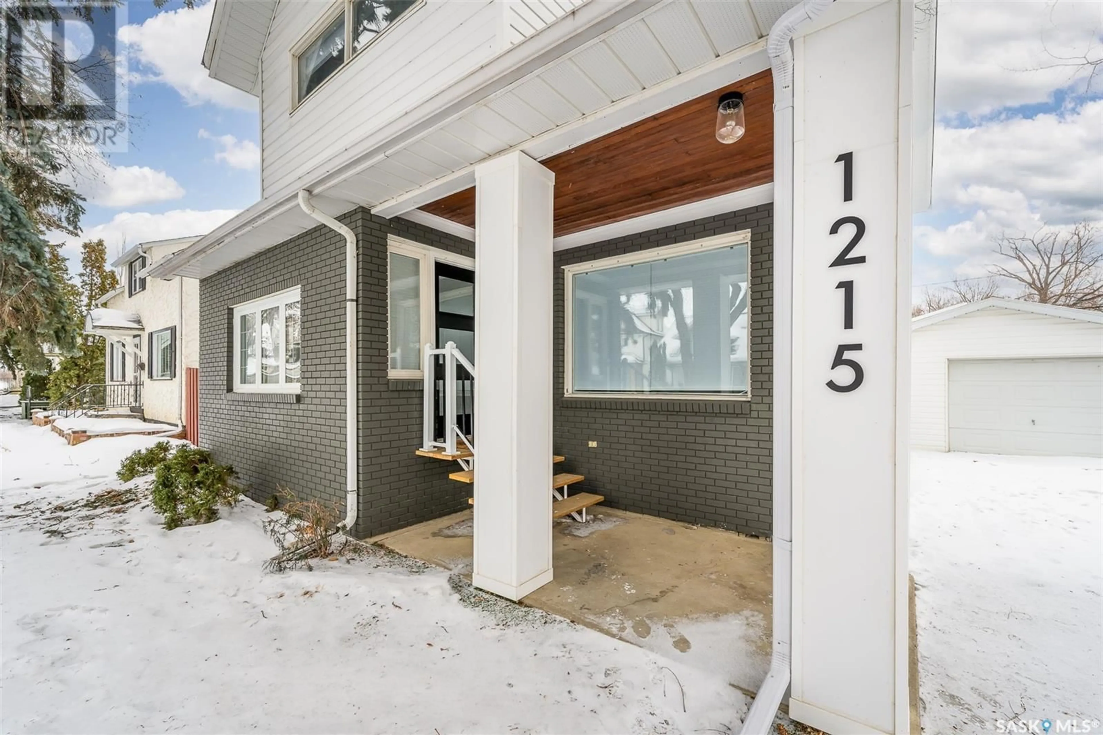 Indoor entryway for 1215 Grafton AVENUE, Moose Jaw Saskatchewan S6H3S7