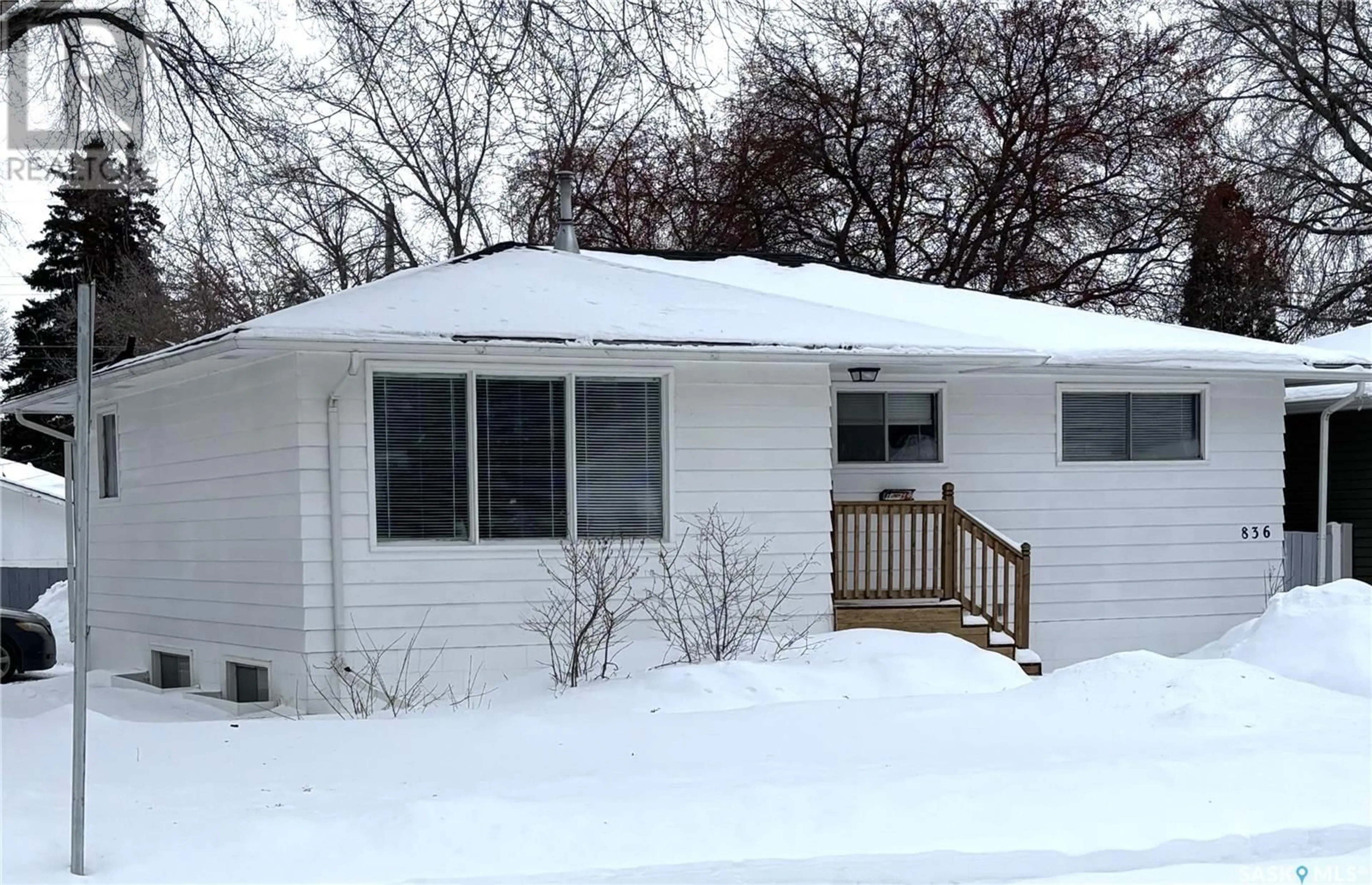 Home with vinyl exterior material, street for 836 U AVENUE N, Saskatoon Saskatchewan S7L3C9