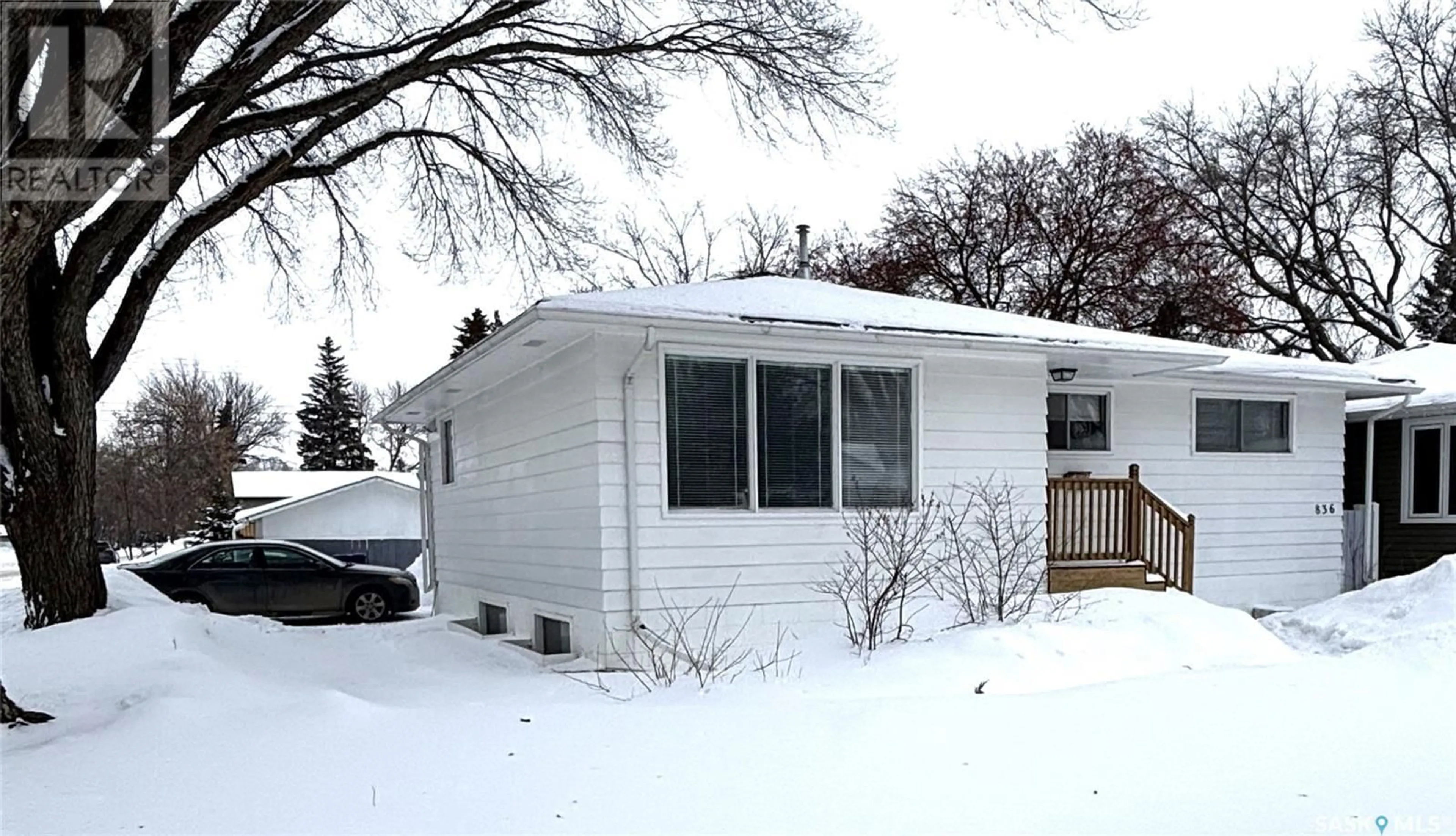 Home with vinyl exterior material, street for 836 U AVENUE N, Saskatoon Saskatchewan S7L3C9