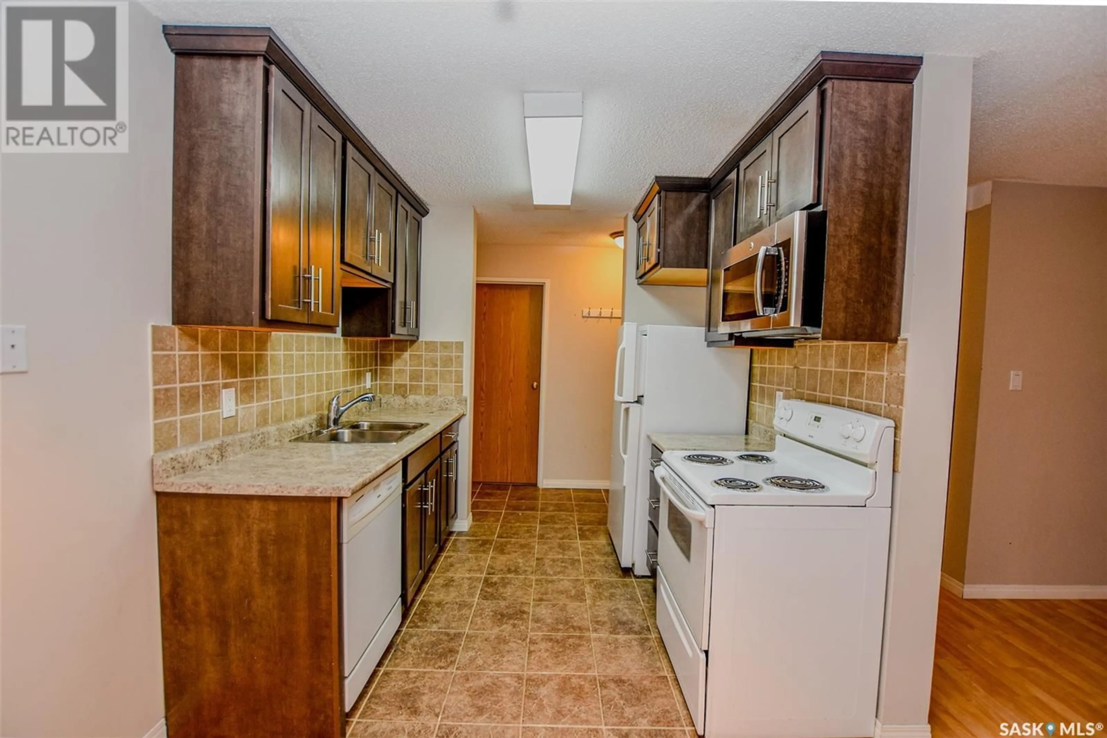 Standard kitchen, ceramic/tile floor for 423 310 Stillwater DRIVE, Saskatoon Saskatchewan S7J4H7