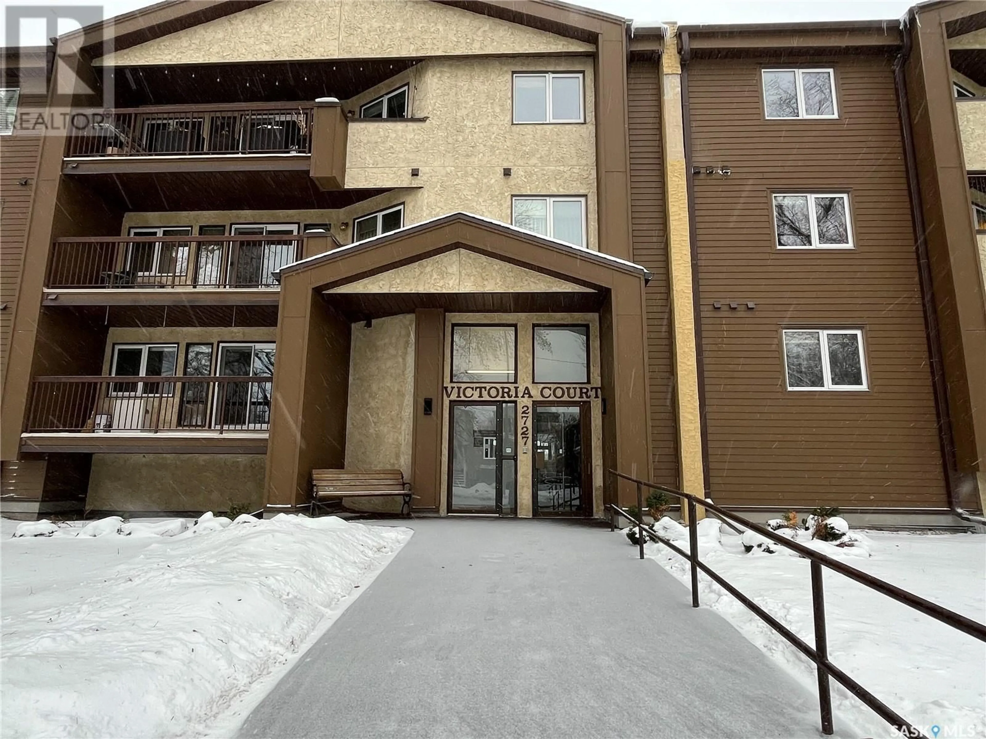 Indoor foyer for 201 2727 Victoria AVENUE, Regina Saskatchewan S4T1K4