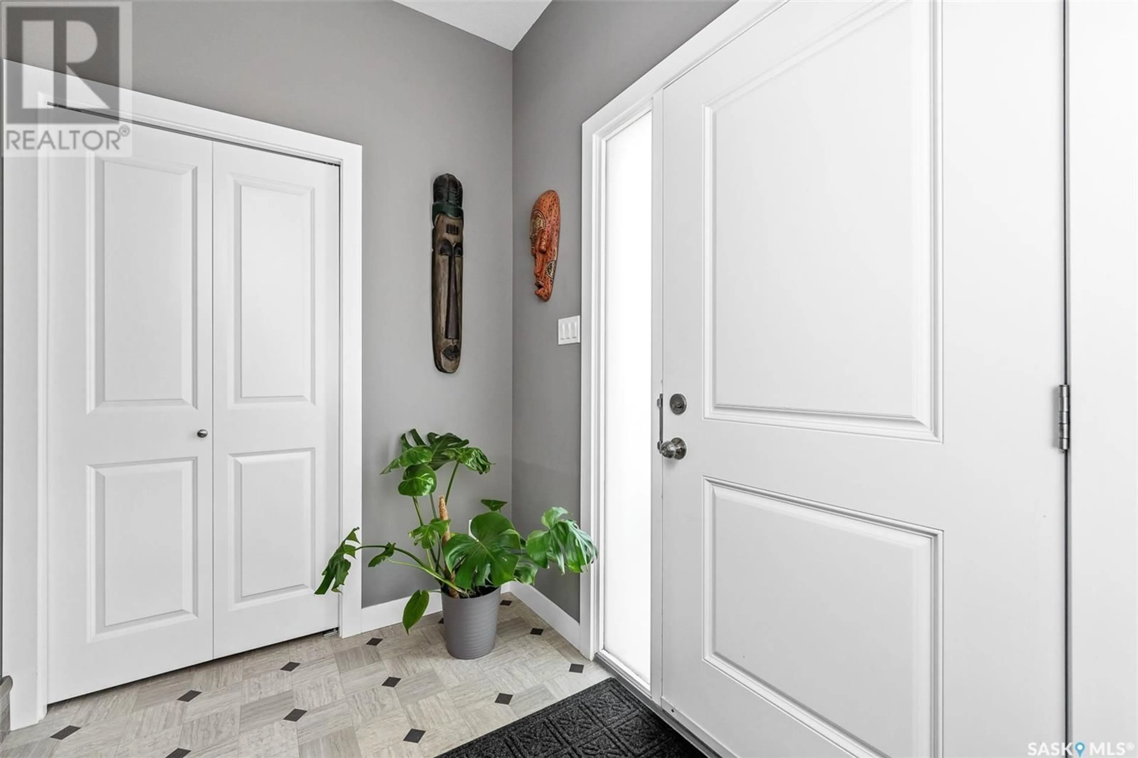 Indoor entryway for 1213 Duffield STREET W, Moose Jaw Saskatchewan S6H5K2