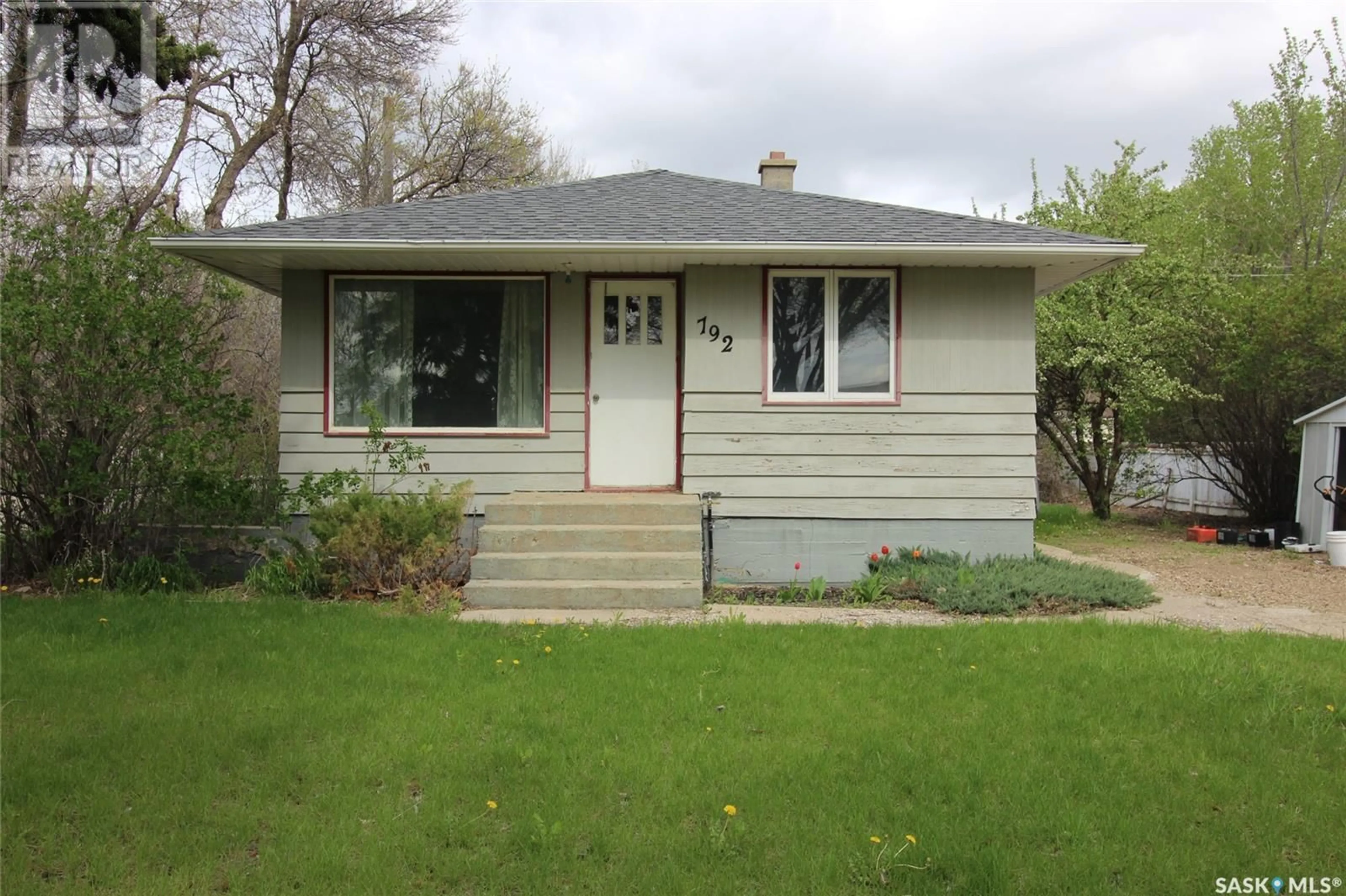 Home with vinyl exterior material, street for 792 Centre STREET, Shaunavon Saskatchewan S0N2M0