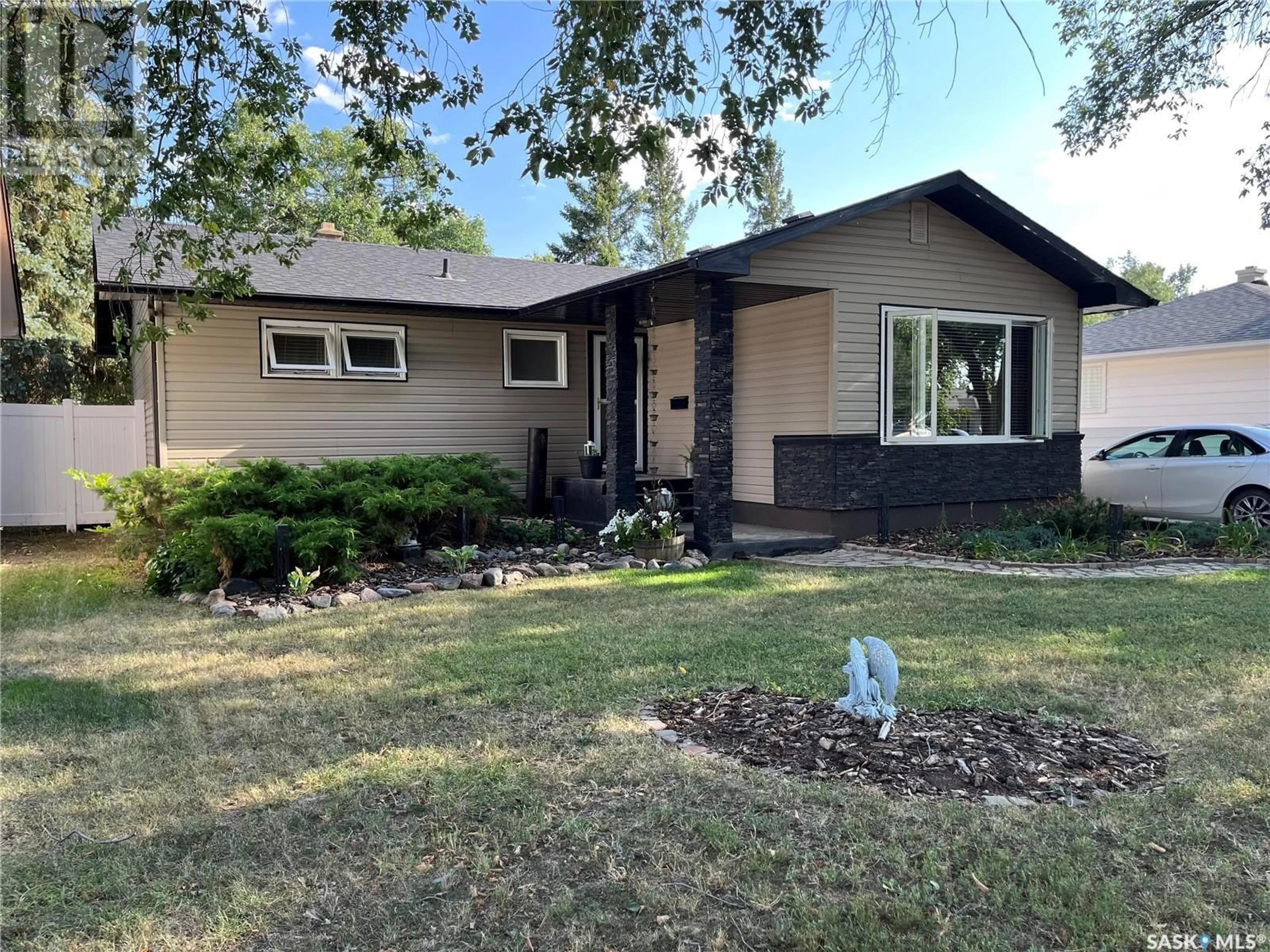 Home with vinyl exterior material, street for 207 Dominion ROAD, Assiniboia Saskatchewan S0H0B0