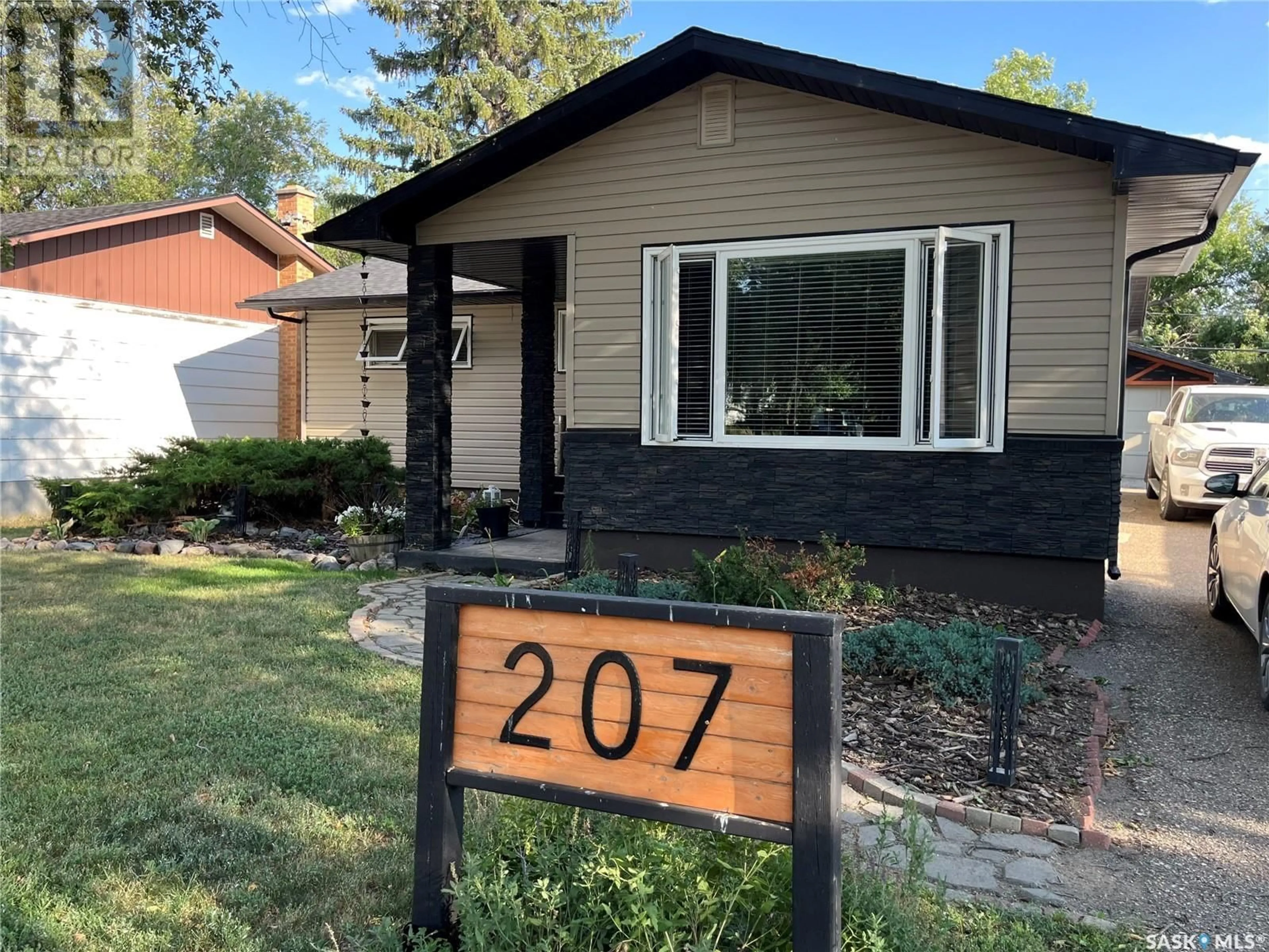 Home with vinyl exterior material, street for 207 Dominion ROAD, Assiniboia Saskatchewan S0H0B0