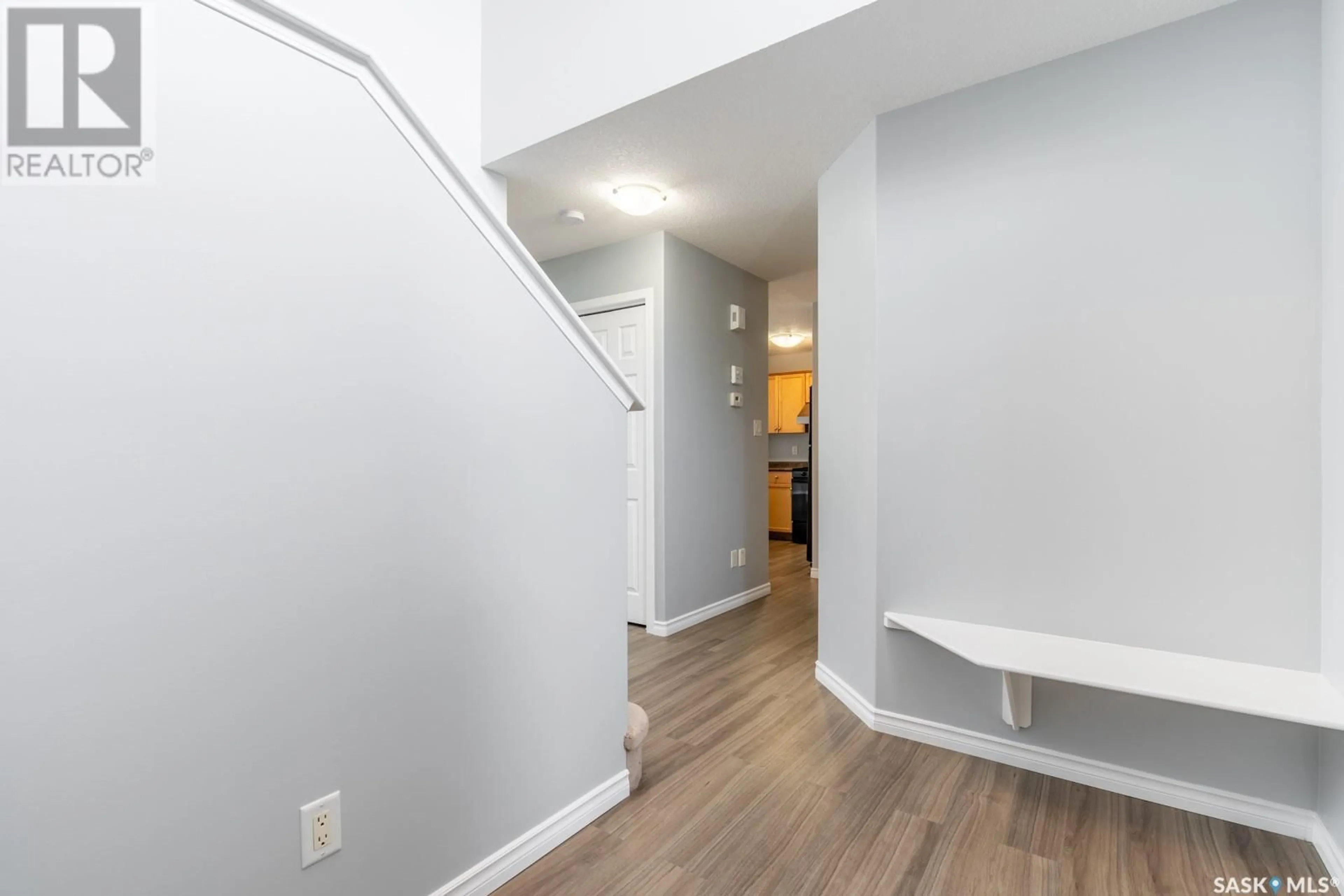 Indoor entryway for 7167 Wascana Cove DRIVE, Regina Saskatchewan S4V3G3