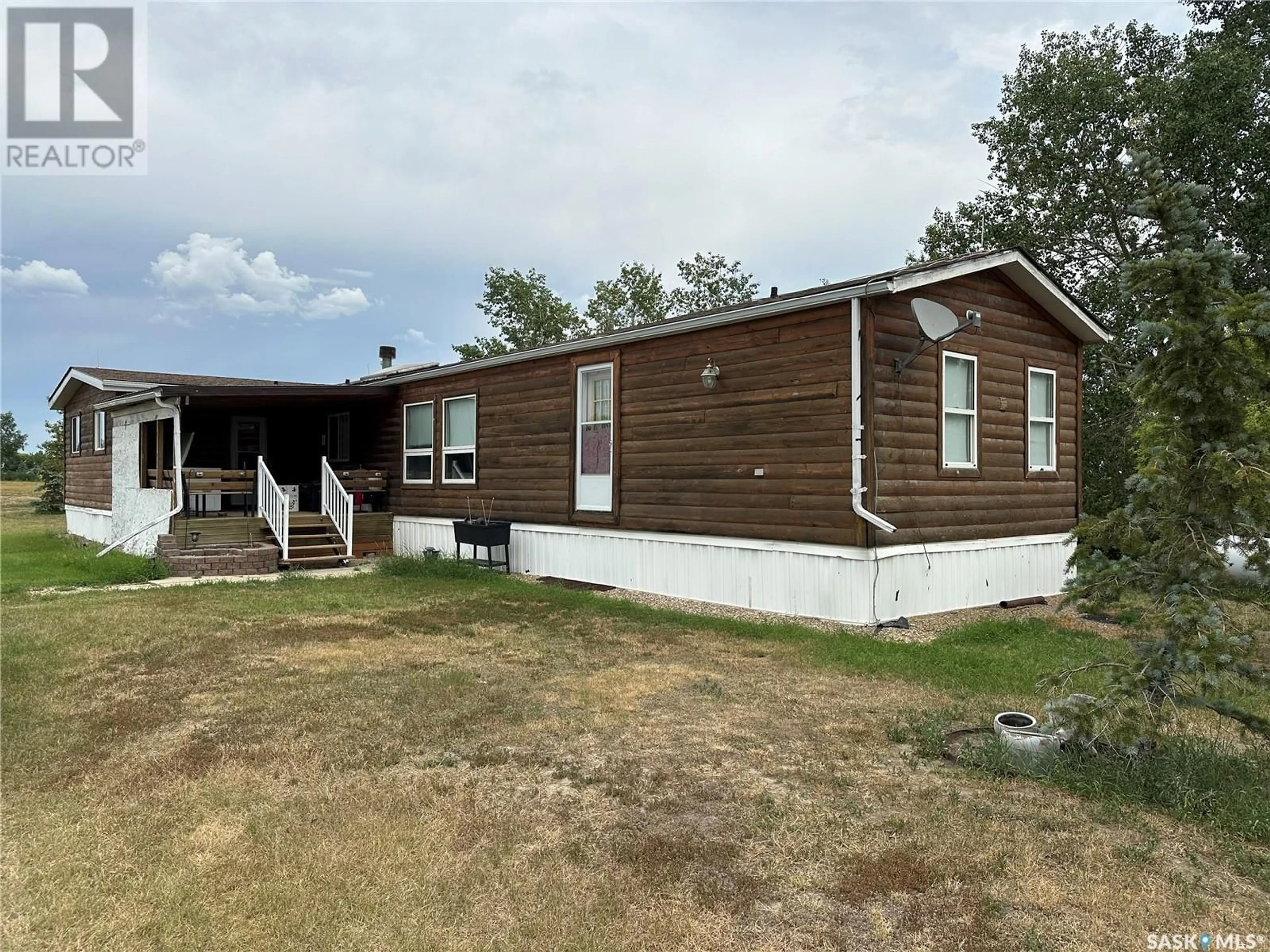 Home with vinyl exterior material, building for Gull Lake Acreage, Gull Lake Rm No. 139 Saskatchewan S0N1A0