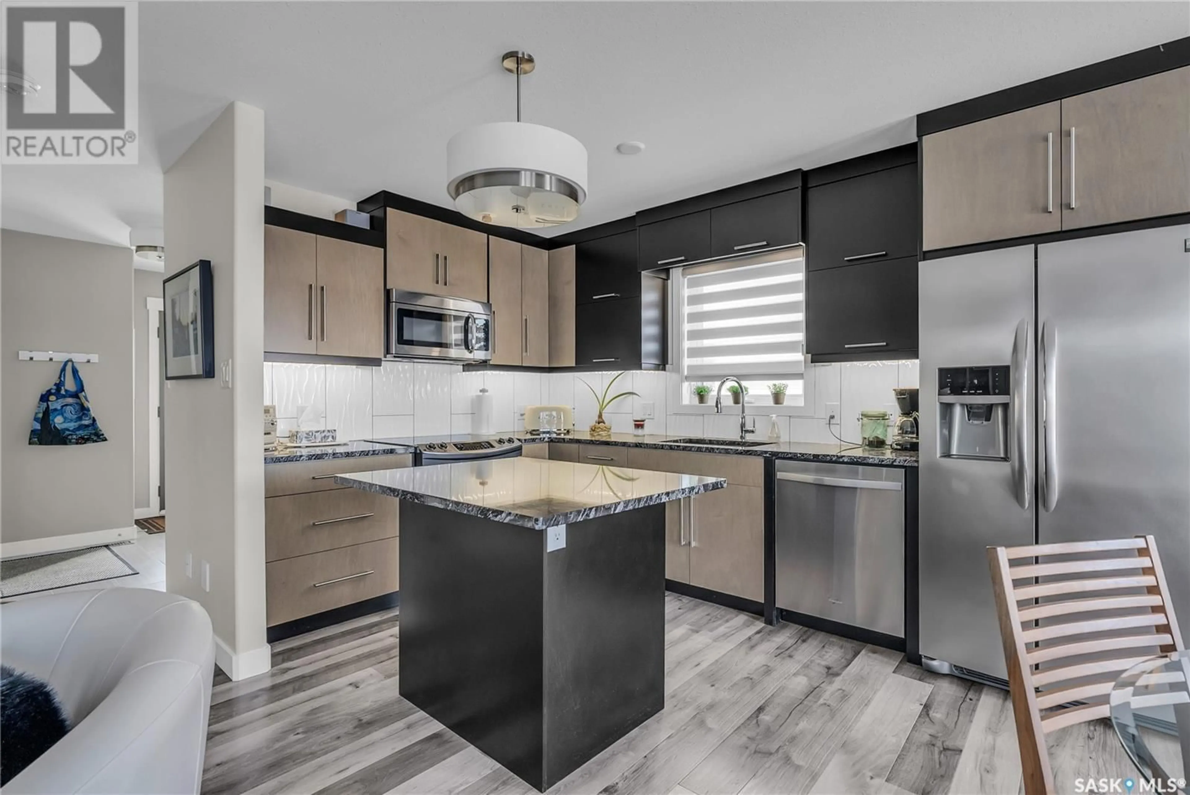 Contemporary kitchen, ceramic/tile floor for 123 Meadowlark PARK, Warman Saskatchewan S0K0A1