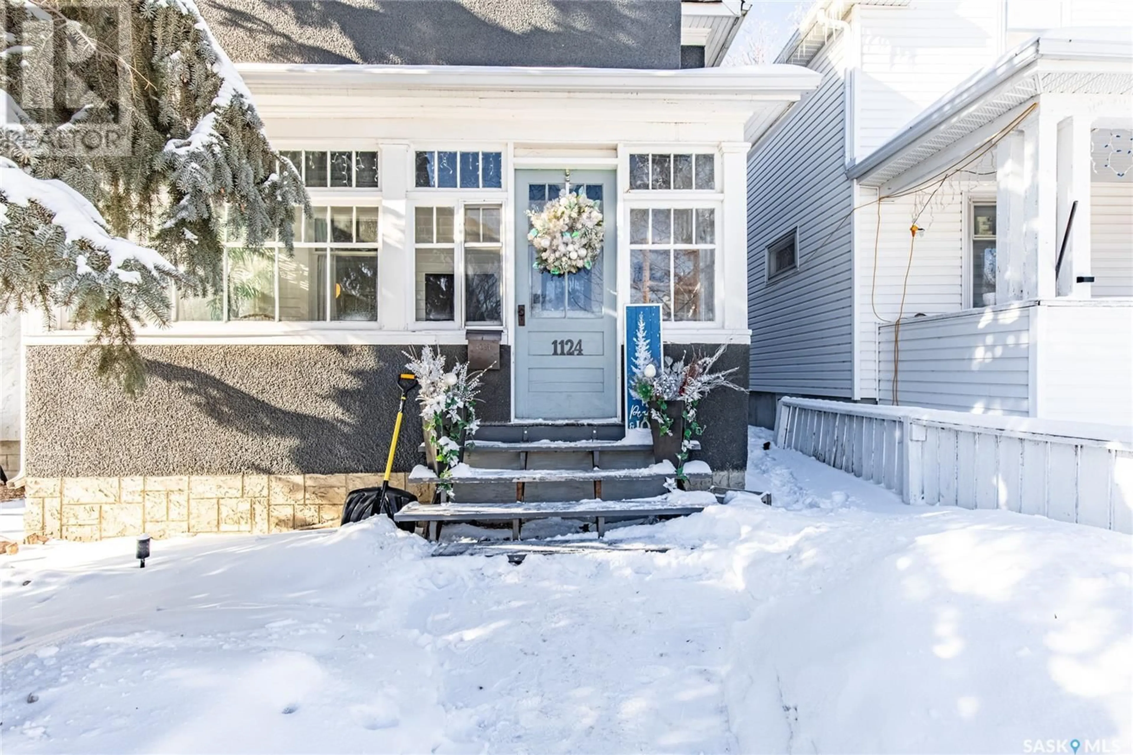 Indoor entryway for 1124 1st AVENUE NE, Moose Jaw Saskatchewan S6H1A1