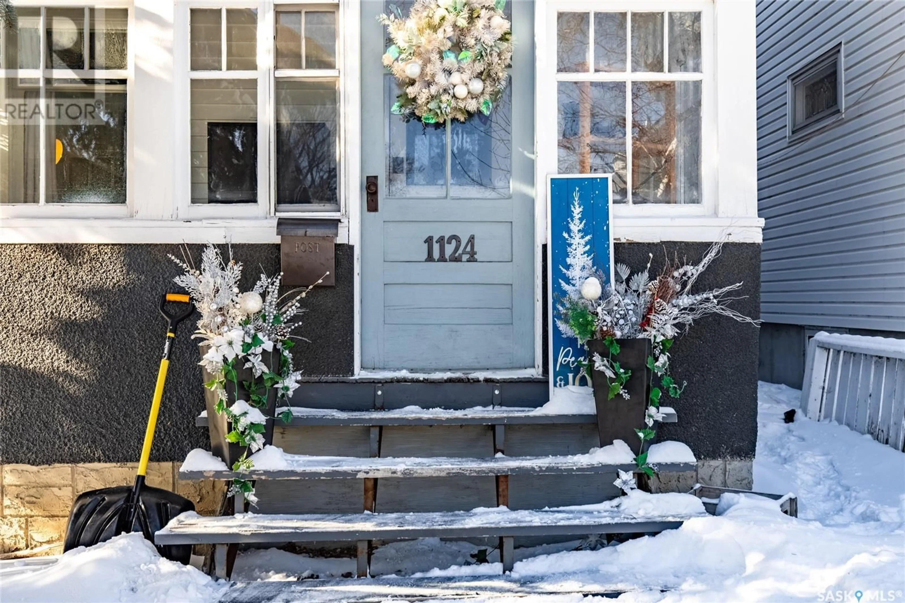 Indoor entryway for 1124 1st AVENUE NE, Moose Jaw Saskatchewan S6H1A1