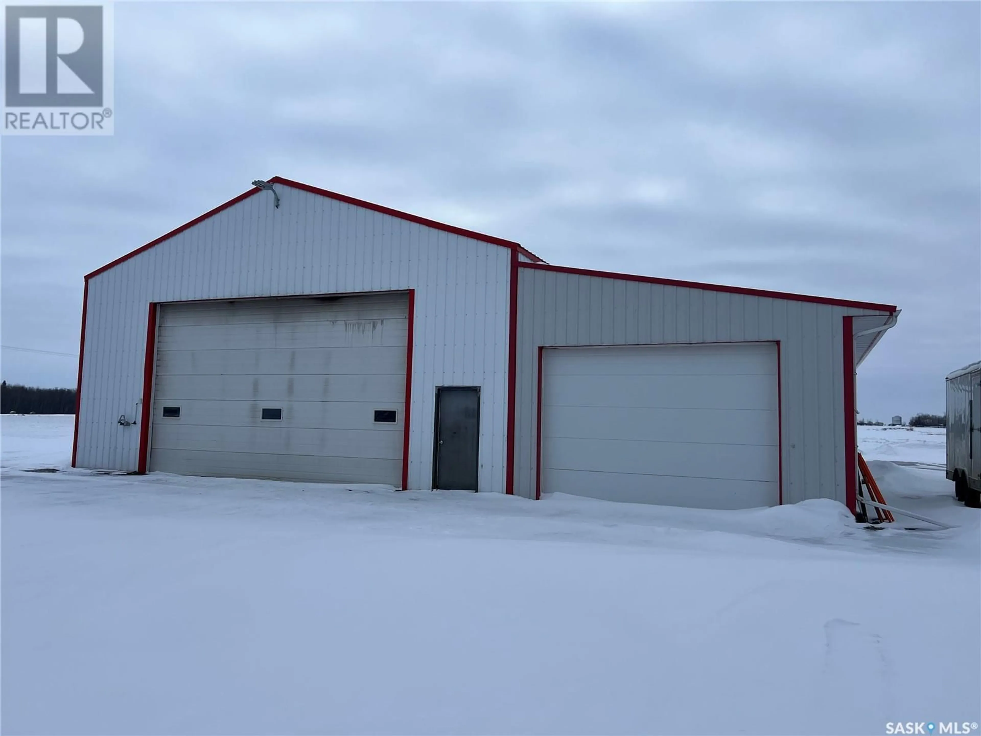 Indoor garage for 4KM South of Loon Lake, Loon Lake Saskatchewan S0M1L0