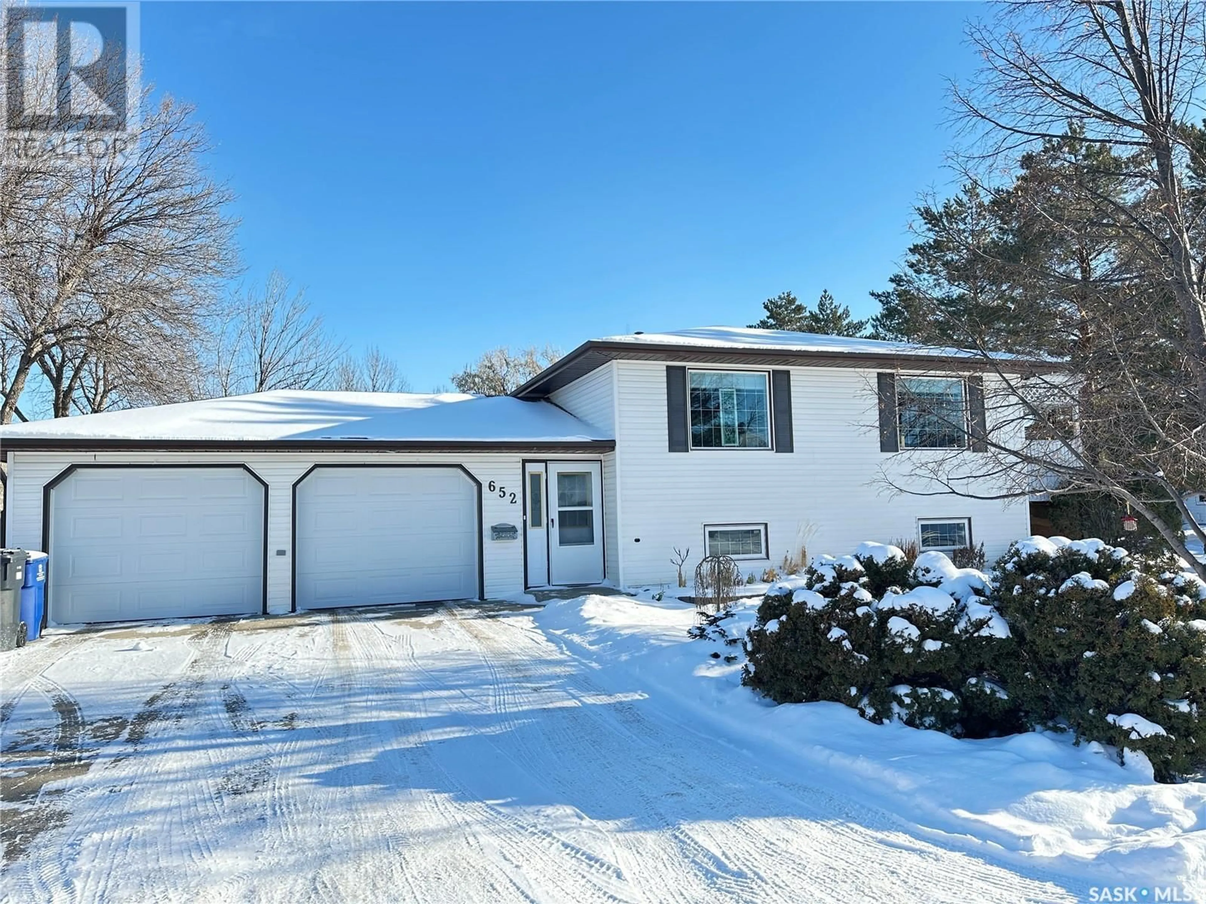 Home with vinyl exterior material, street for 652 Butters BAY, Weyburn Saskatchewan S4H3L3