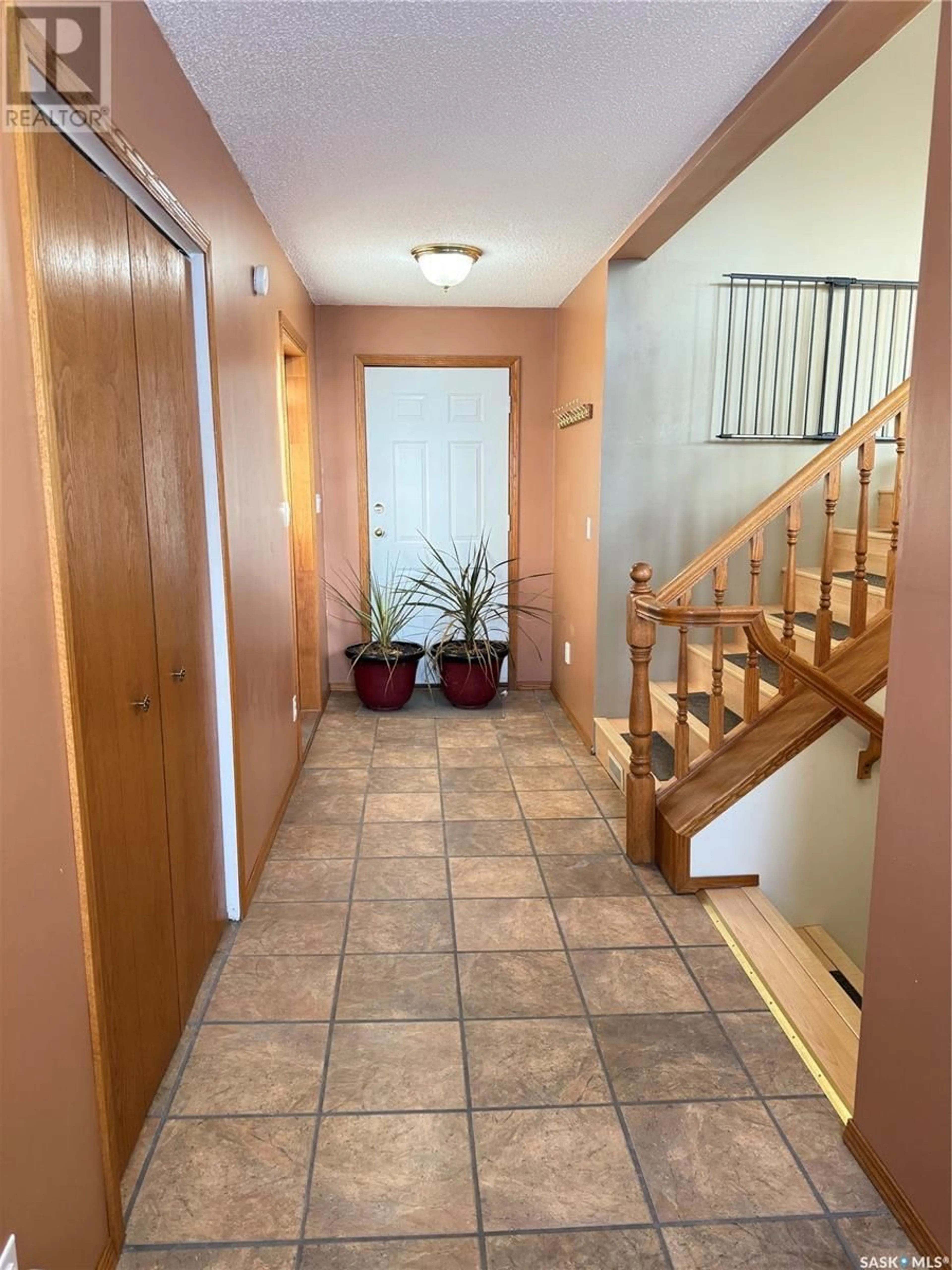 Indoor foyer for 652 Butters BAY, Weyburn Saskatchewan S4H3L3