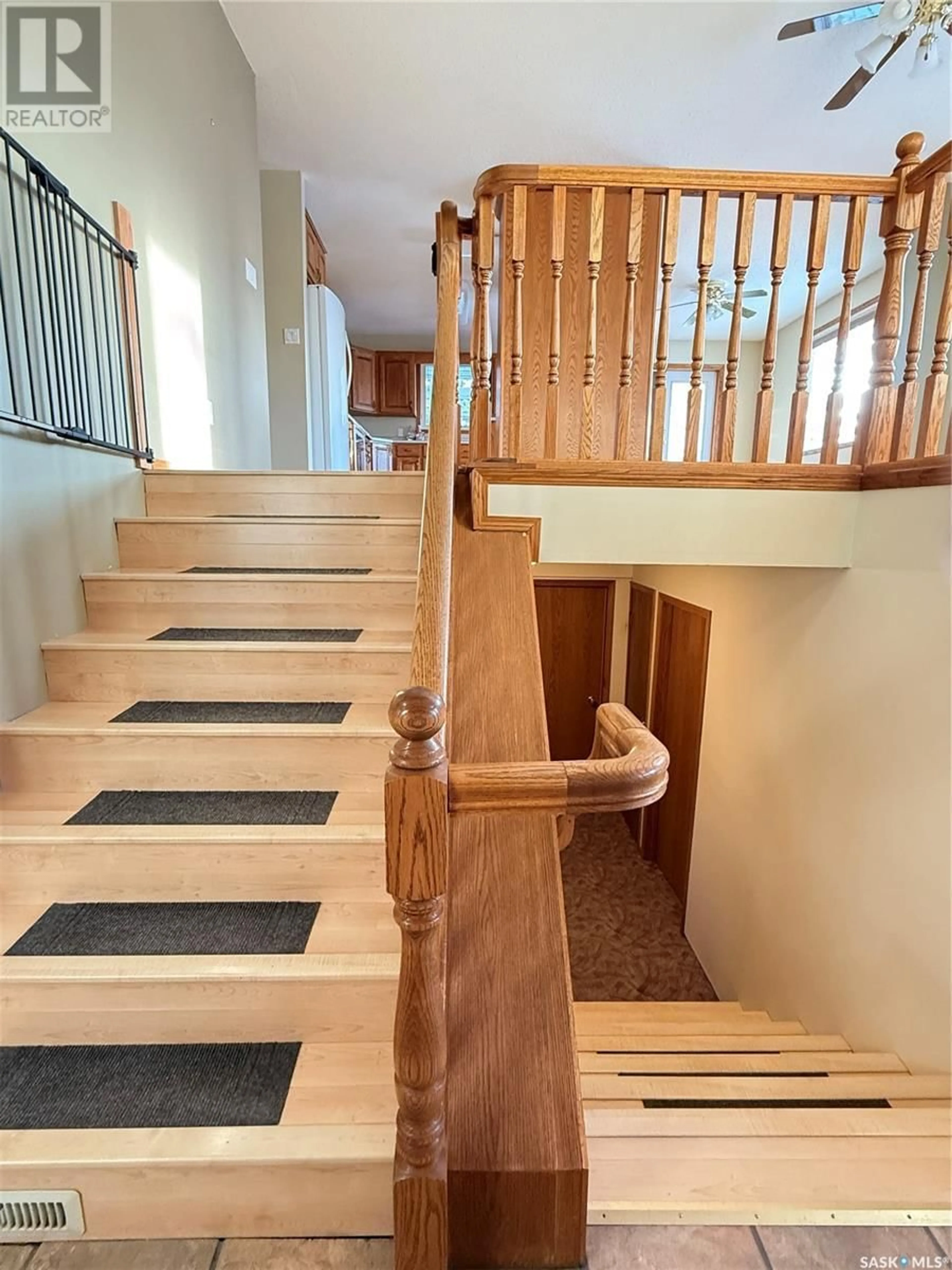 Stairs for 652 Butters BAY, Weyburn Saskatchewan S4H3L3