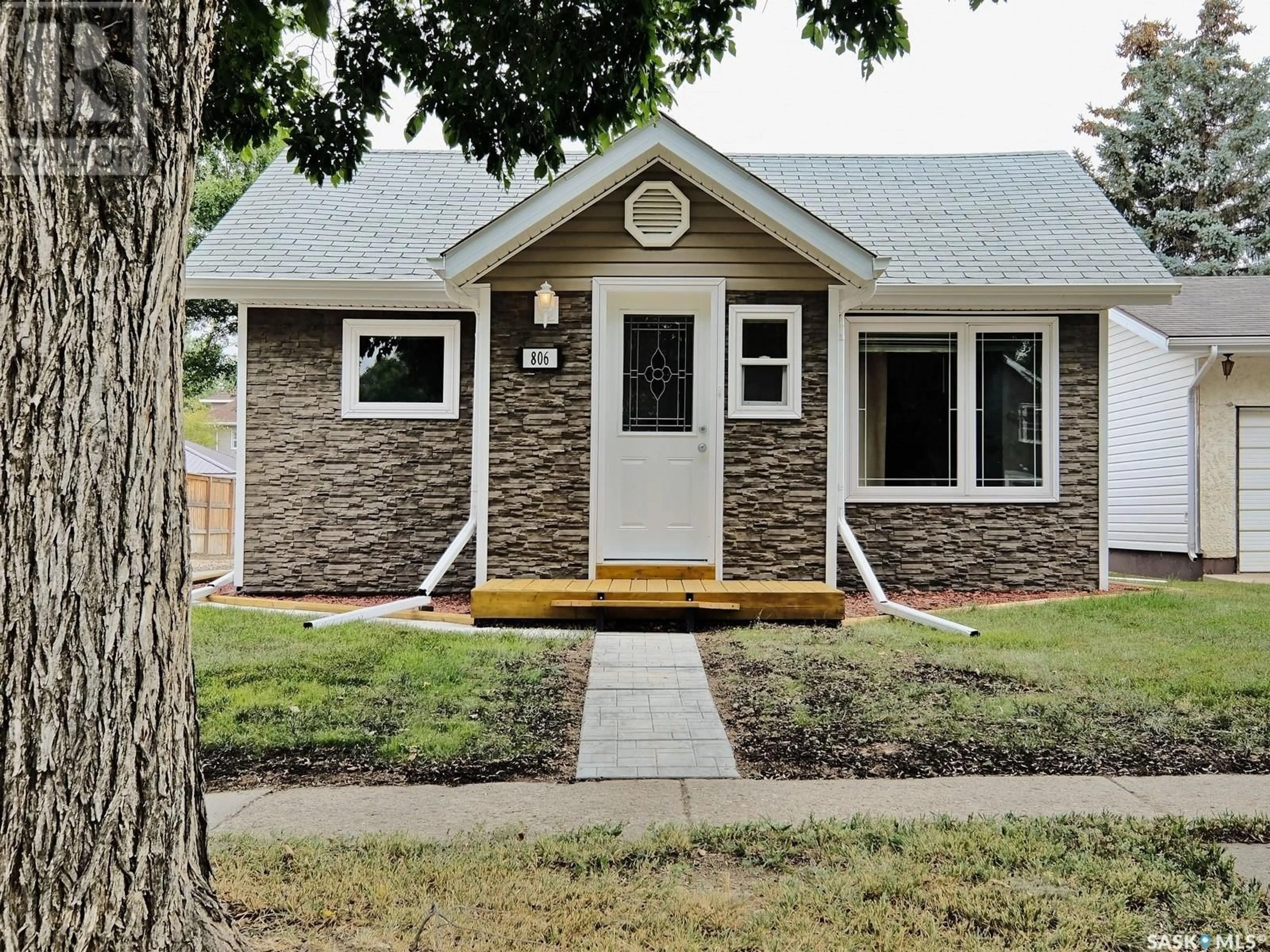 Home with vinyl exterior material, street for 806 George STREET, Rosetown Saskatchewan S0L2V0