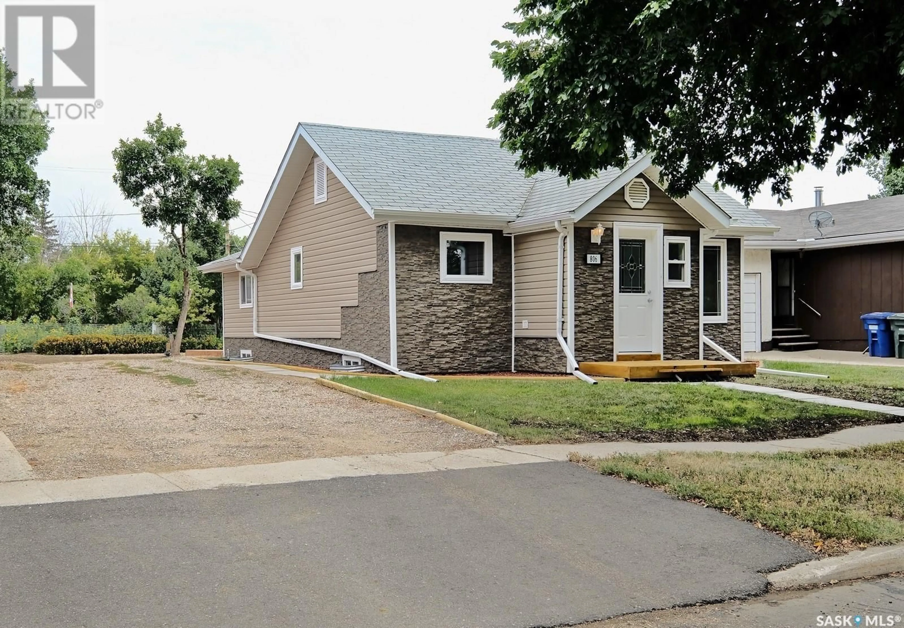 Home with vinyl exterior material, street for 806 George STREET, Rosetown Saskatchewan S0L2V0