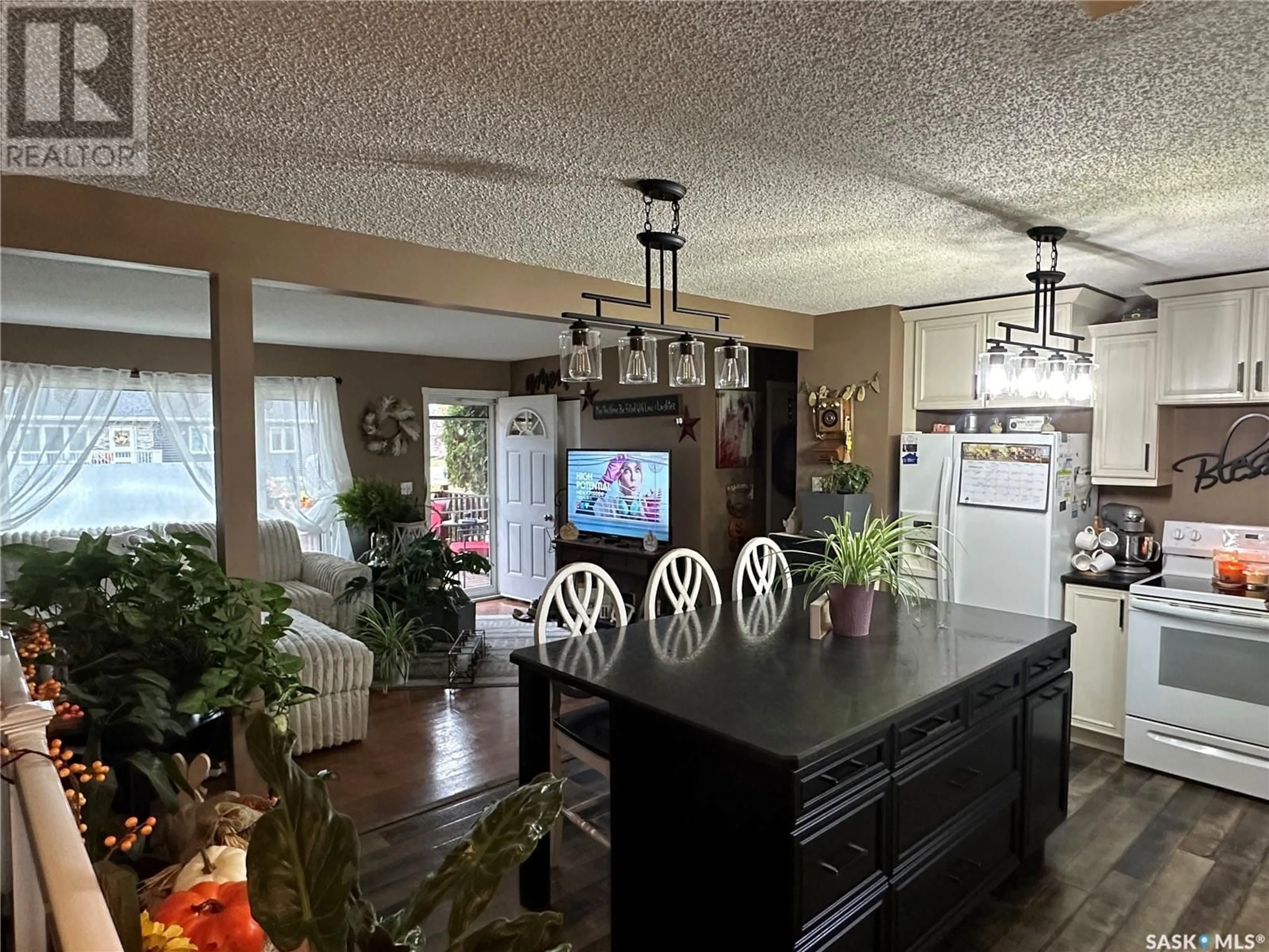 Open concept kitchen, unknown for 233 Onstad CRESCENT, Weyburn Saskatchewan S4H2T1