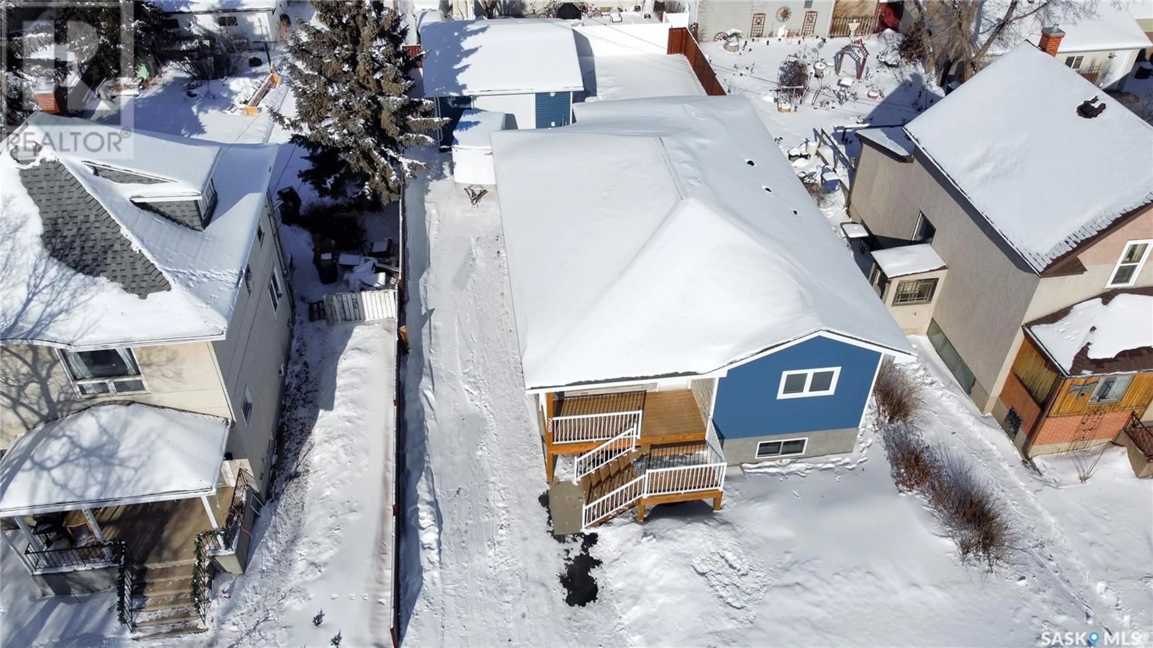 A pic from outside/outdoor area/front of a property/back of a property/a pic from drone, street for 320 Hochelaga STREET W, Moose Jaw Saskatchewan S6H2G7