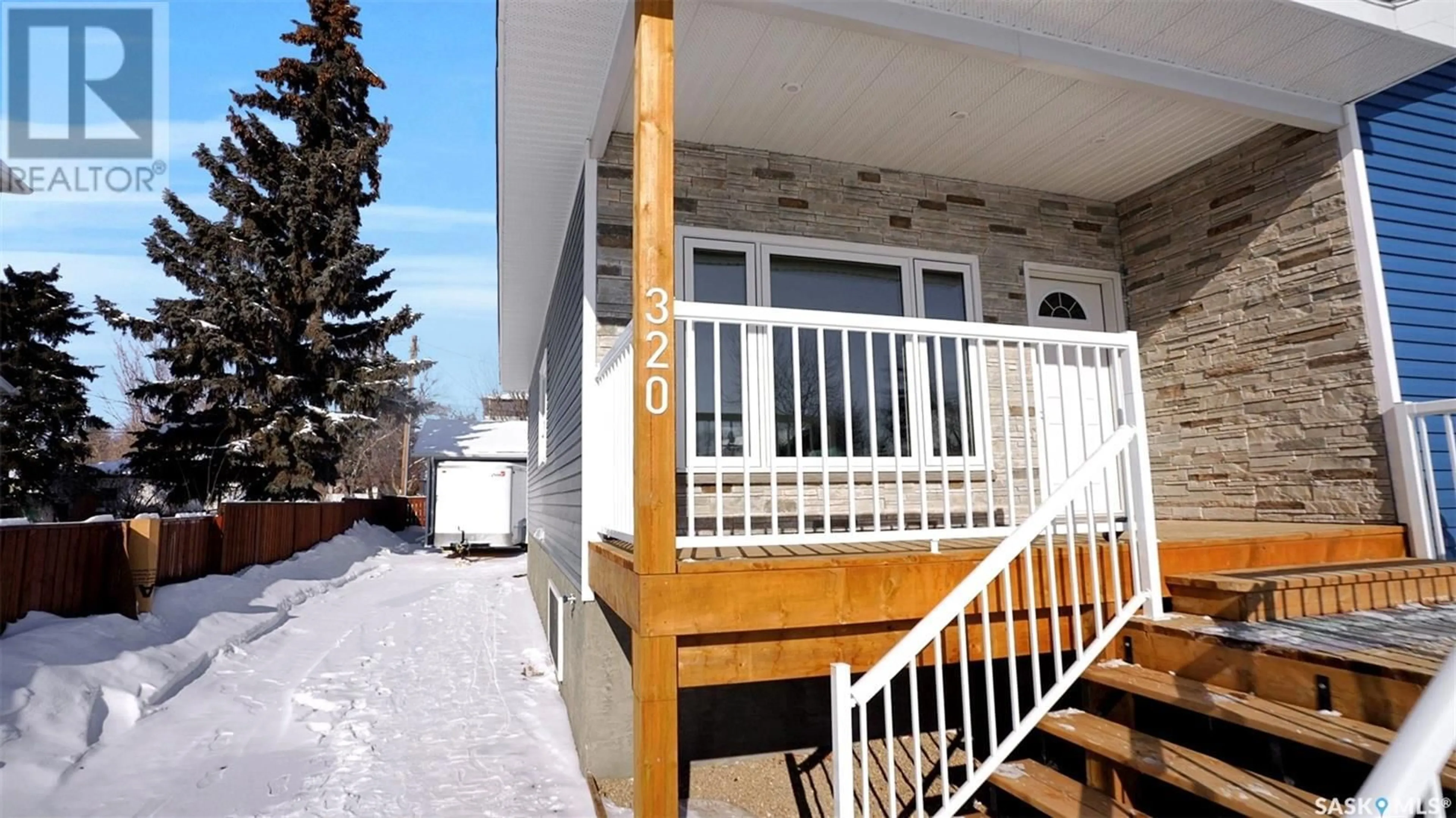 Patio, street for 320 Hochelaga STREET W, Moose Jaw Saskatchewan S6H2G7