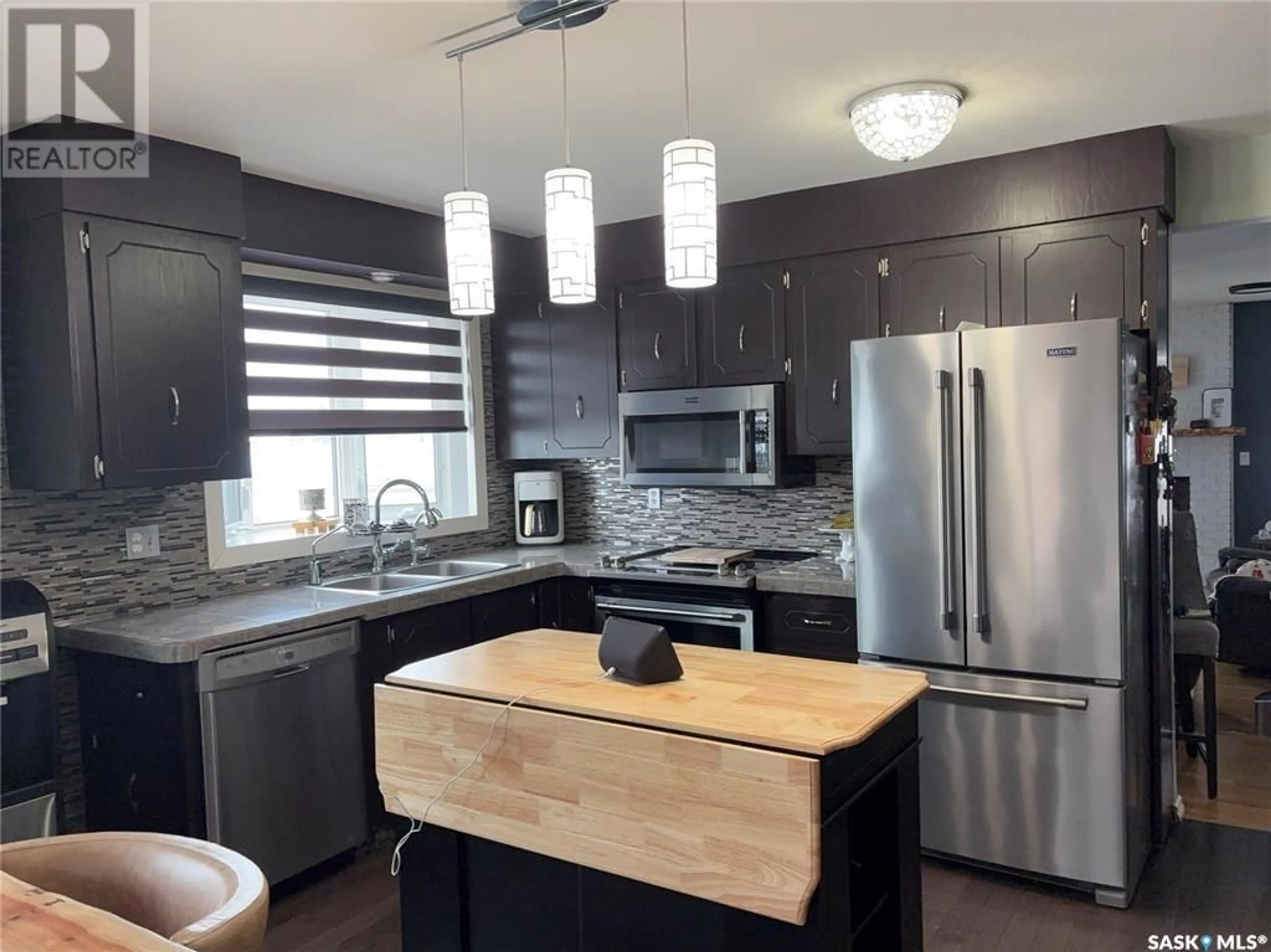 Contemporary kitchen, wood/laminate floor for 187 Allanbrooke DRIVE, Yorkton Saskatchewan S3N3K1