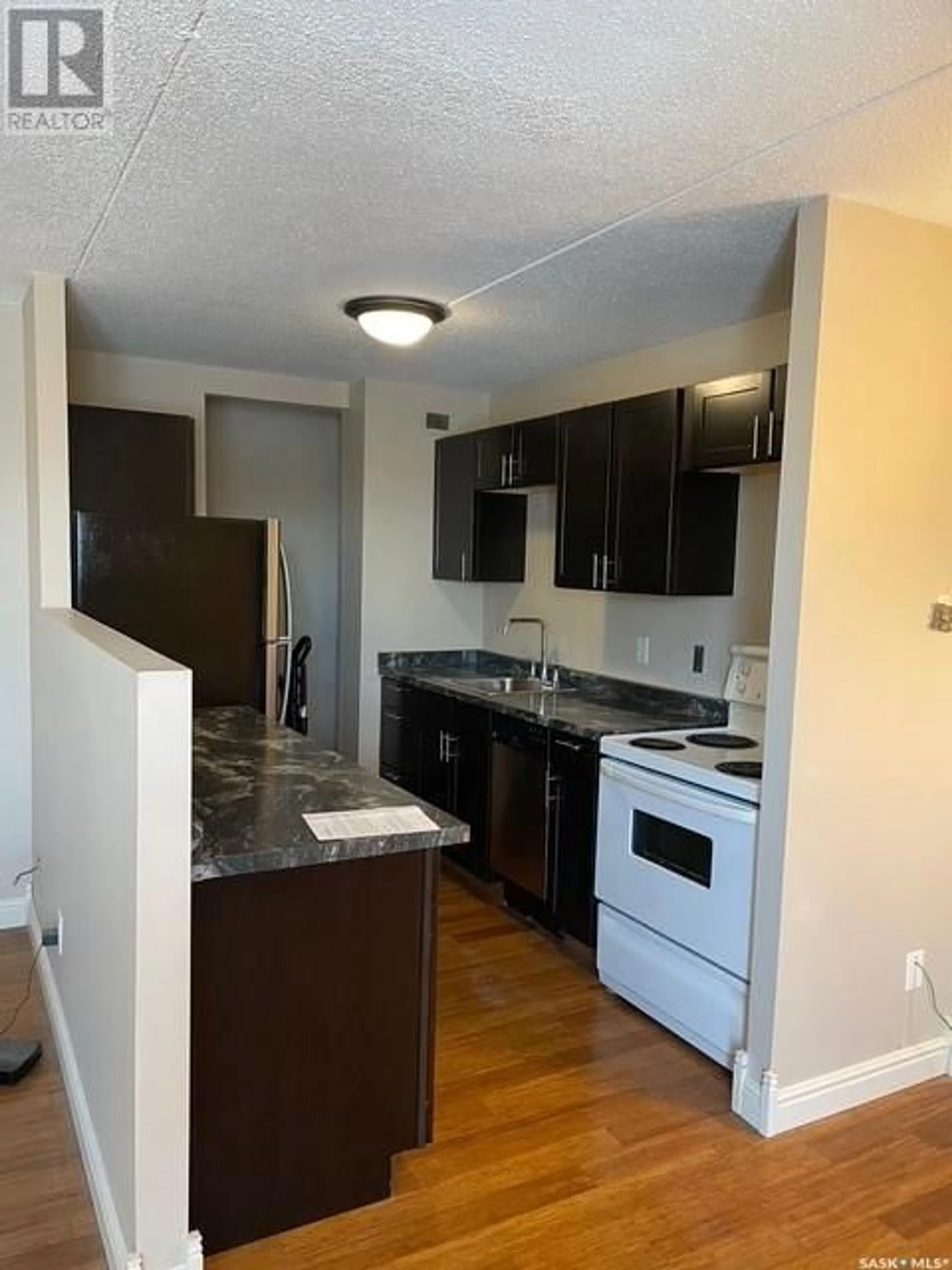 Standard kitchen, unknown for 33 23 Centennial STREET, Regina Saskatchewan S4S6K7