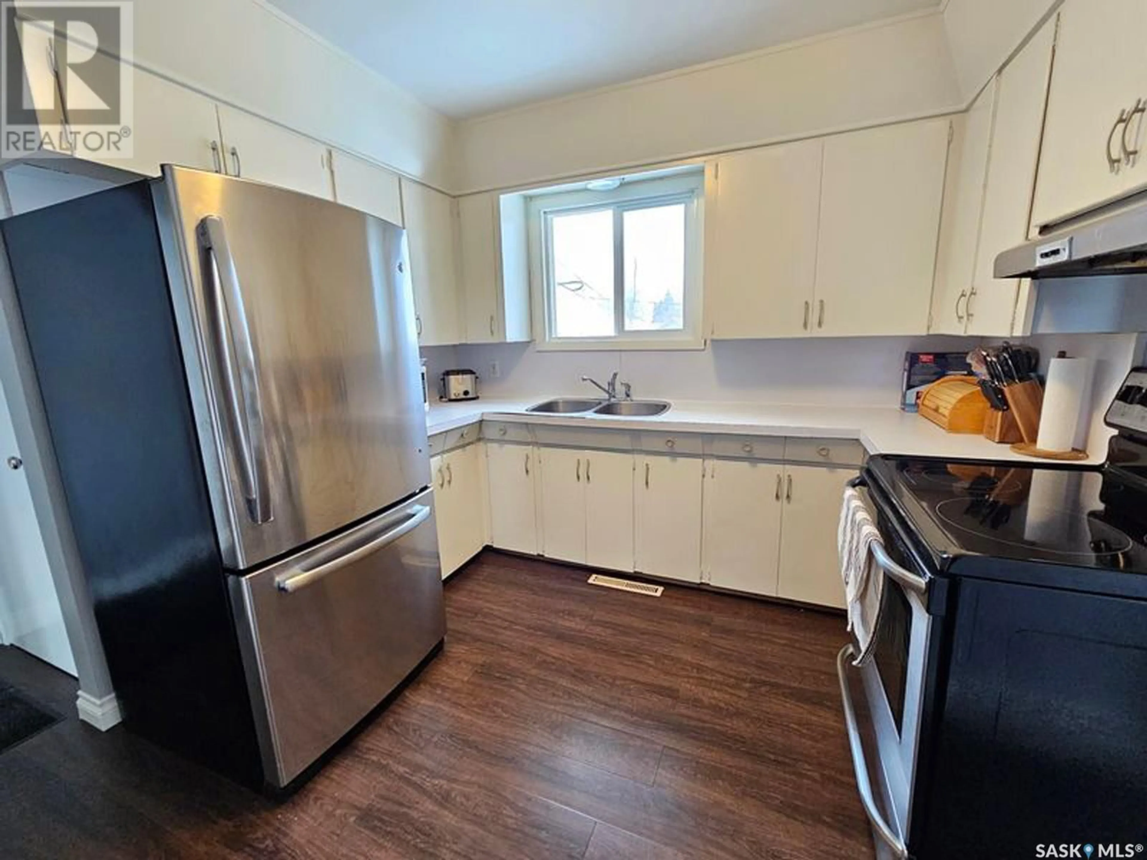 Standard kitchen, wood/laminate floor for 513 Centre STREET, Meadow Lake Saskatchewan S9X1E1