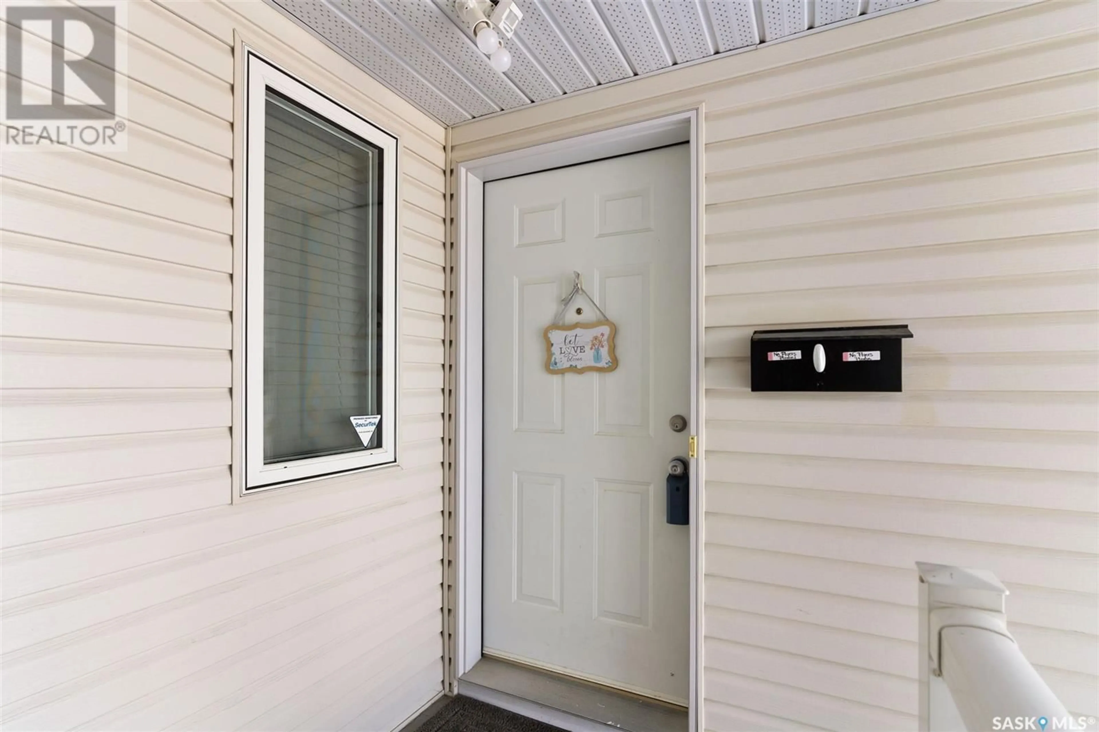 Indoor entryway for 3930 7Th AVENUE E, Regina Saskatchewan S4N7L9