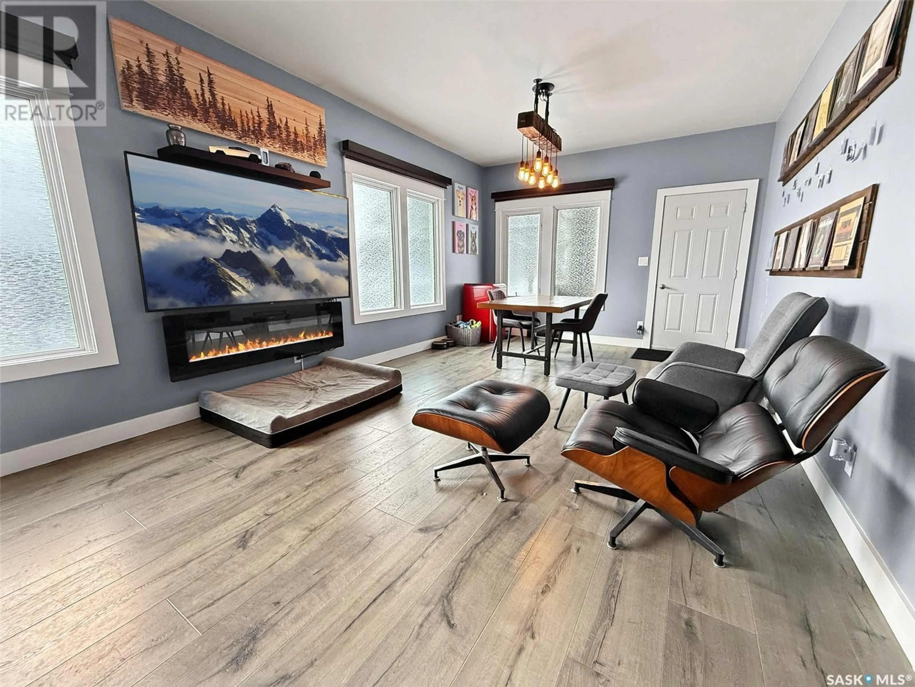 Living room with furniture, wood/laminate floor for 615 7th AVENUE NE, Swift Current Saskatchewan S9H2N8