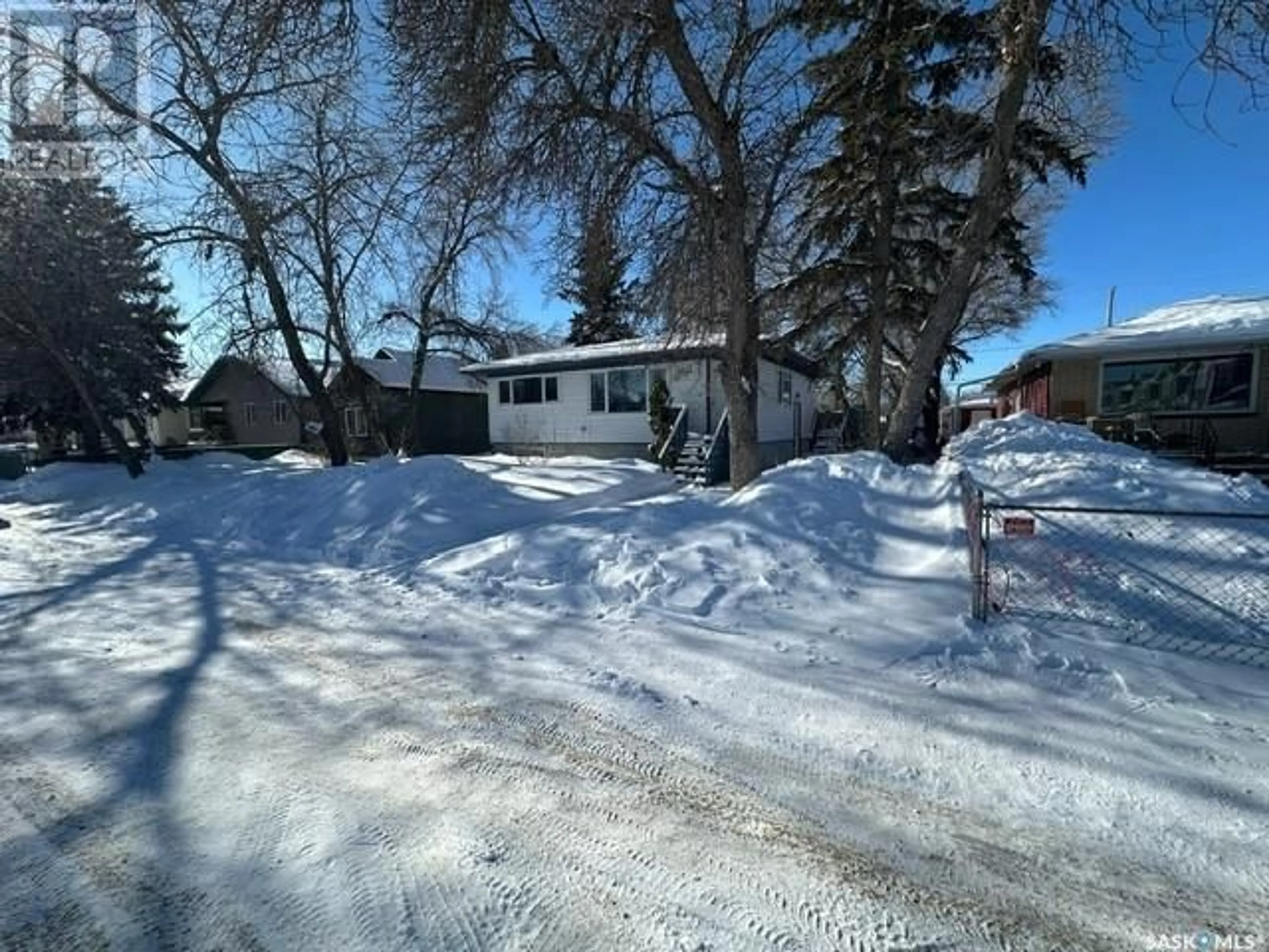 A pic from outside/outdoor area/front of a property/back of a property/a pic from drone, street for 1052 Edgar STREET, Regina Saskatchewan S4N3J4