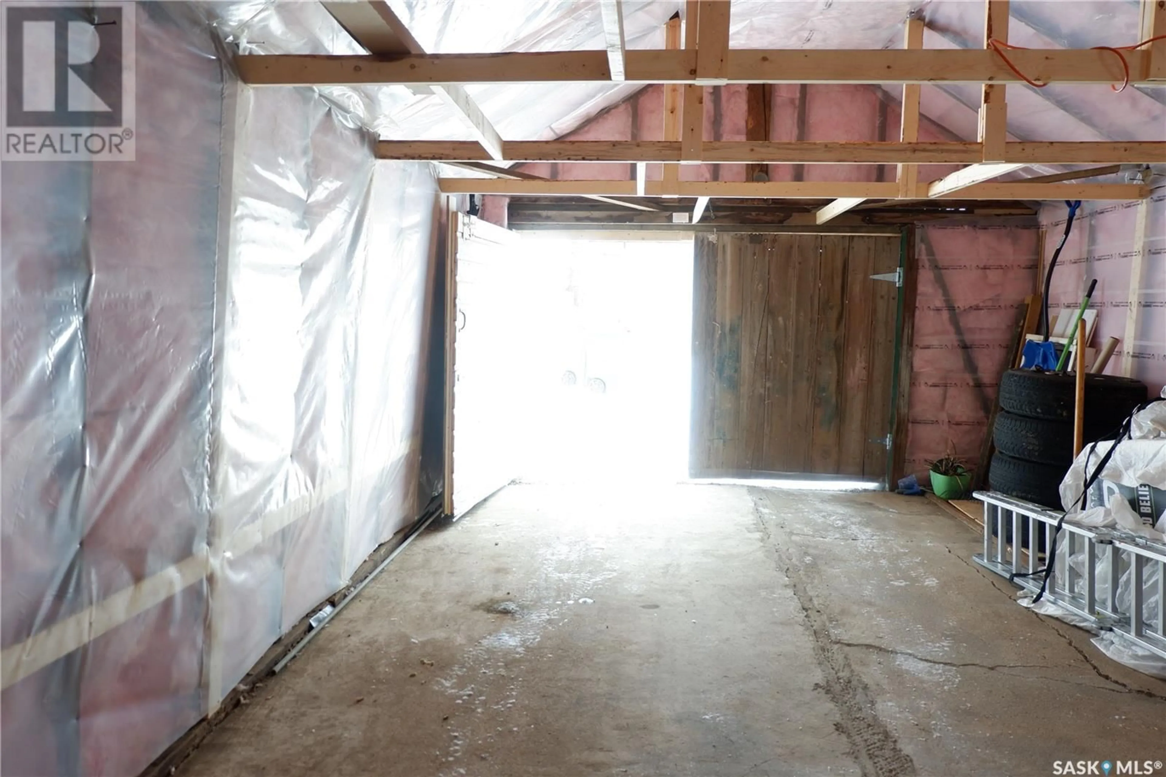 Indoor garage for 512 Centre STREET, Assiniboia Saskatchewan S0H0B0