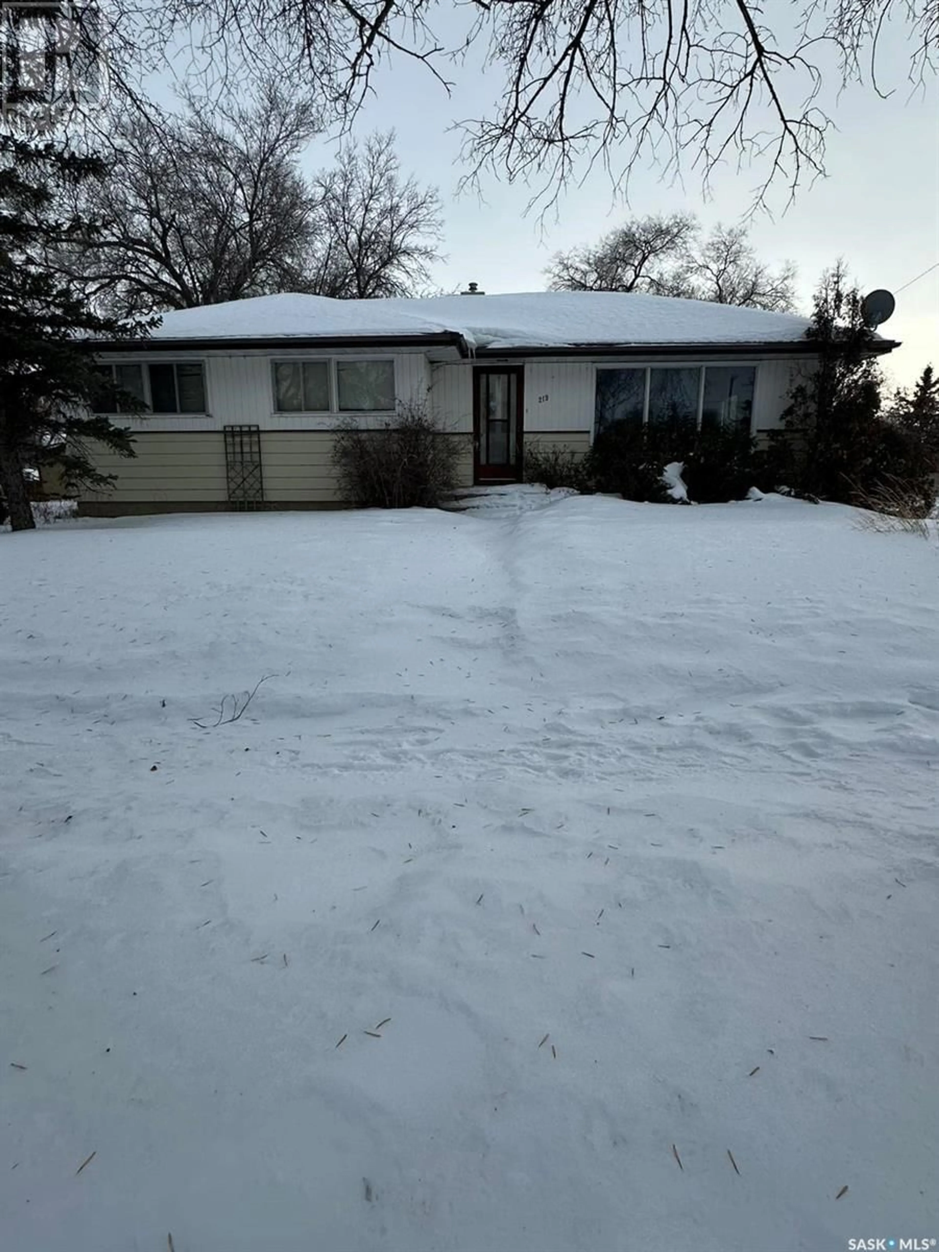 A pic from outside/outdoor area/front of a property/back of a property/a pic from drone, street for 219 6th AVENUE W, Kindersley Saskatchewan S0L1S0