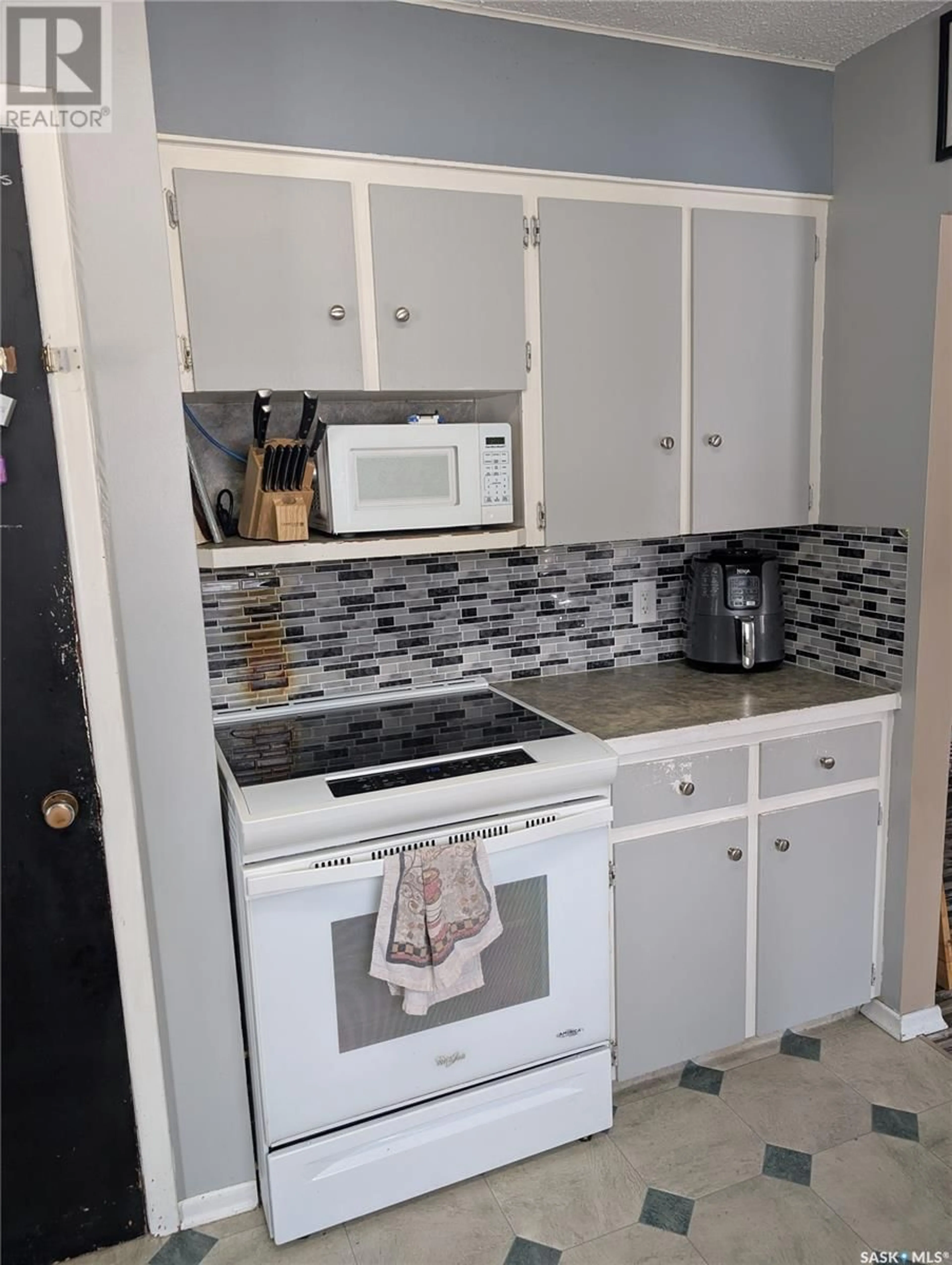 Standard kitchen, unknown for 270/280 15th AVENUE NE, Swift Current Saskatchewan S9H2X4